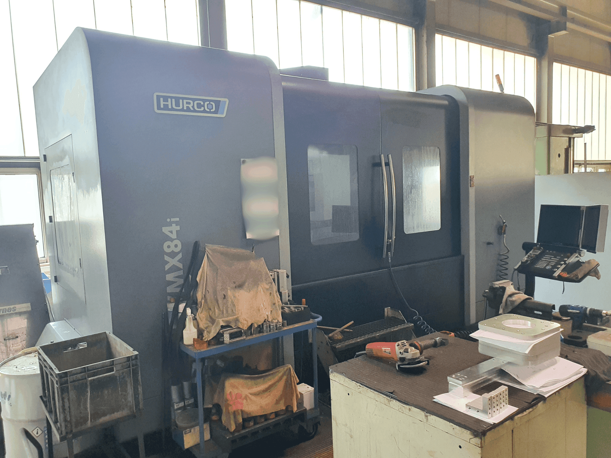 Prikaz  stroja Hurco VMX 84i  sprijeda