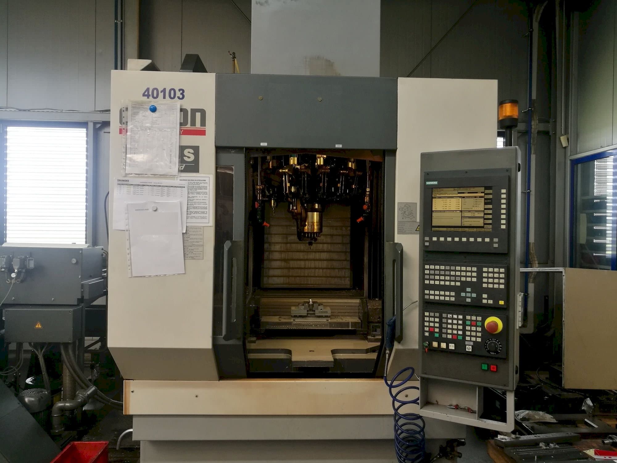 Prikaz  stroja CHIRON FZ12S  sprijeda