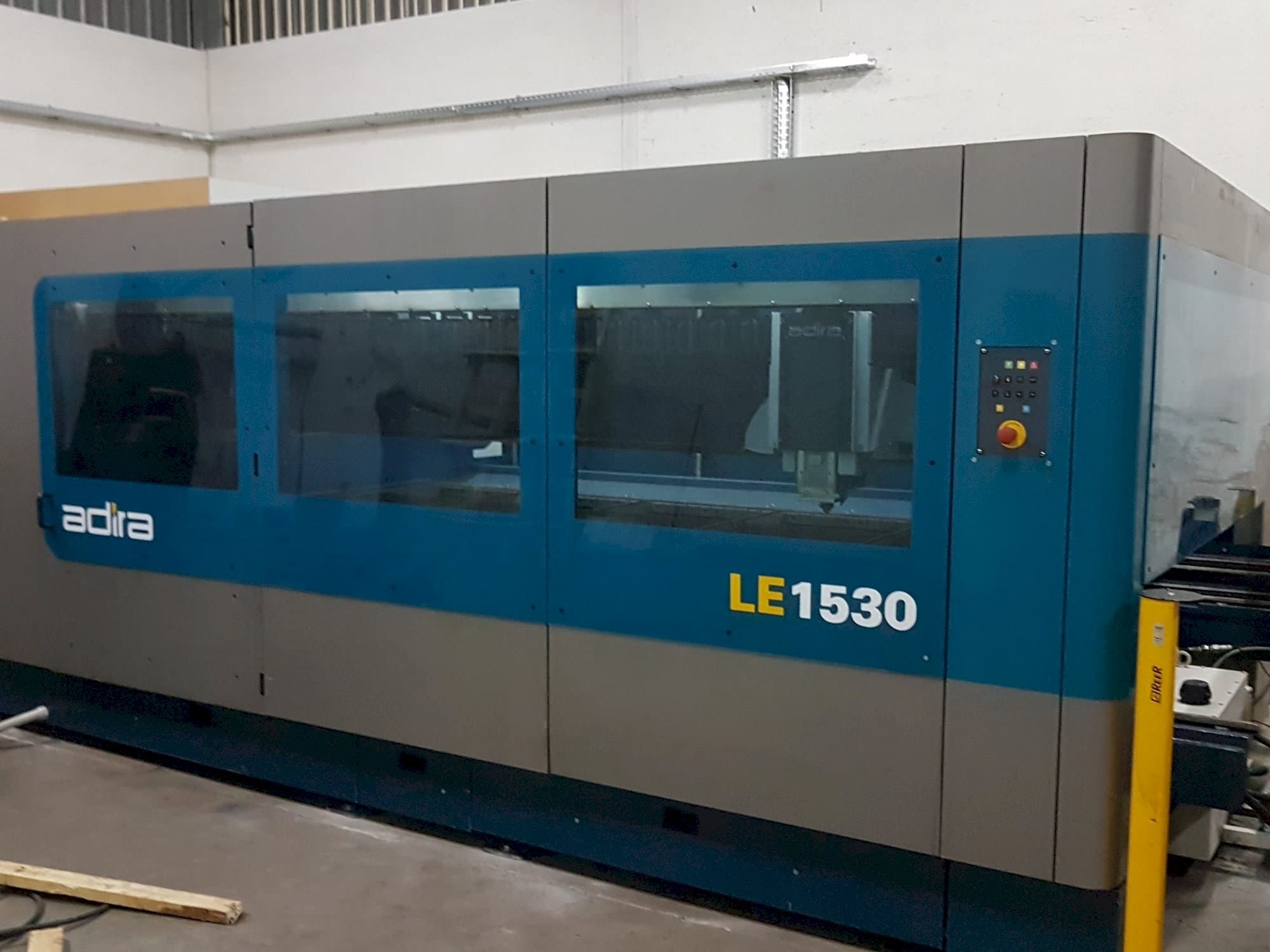 Prikaz  stroja ADIRA Le1530  sprijeda