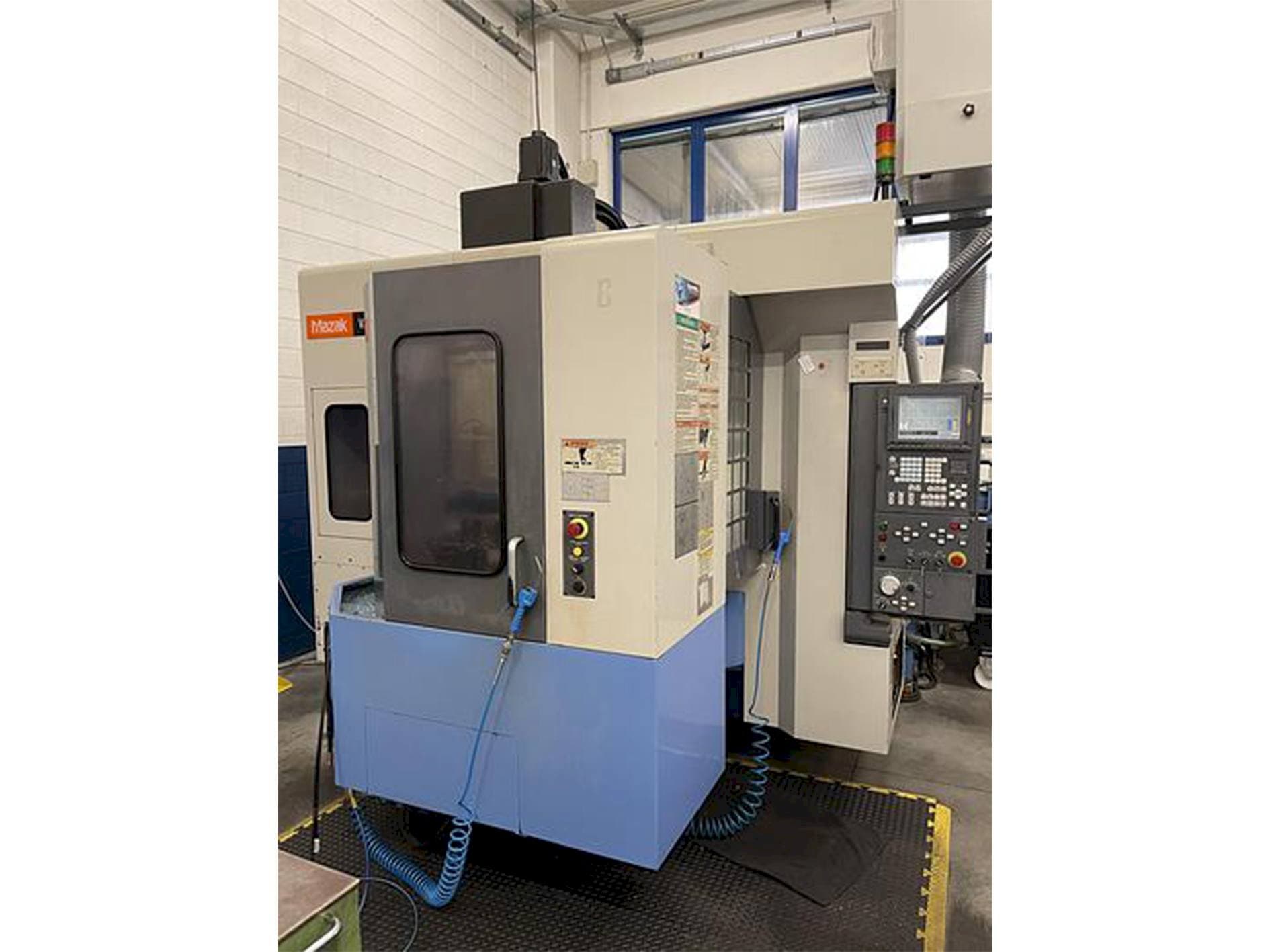 Prikaz  stroja Mazak Variaxis 500-5X  sprijeda