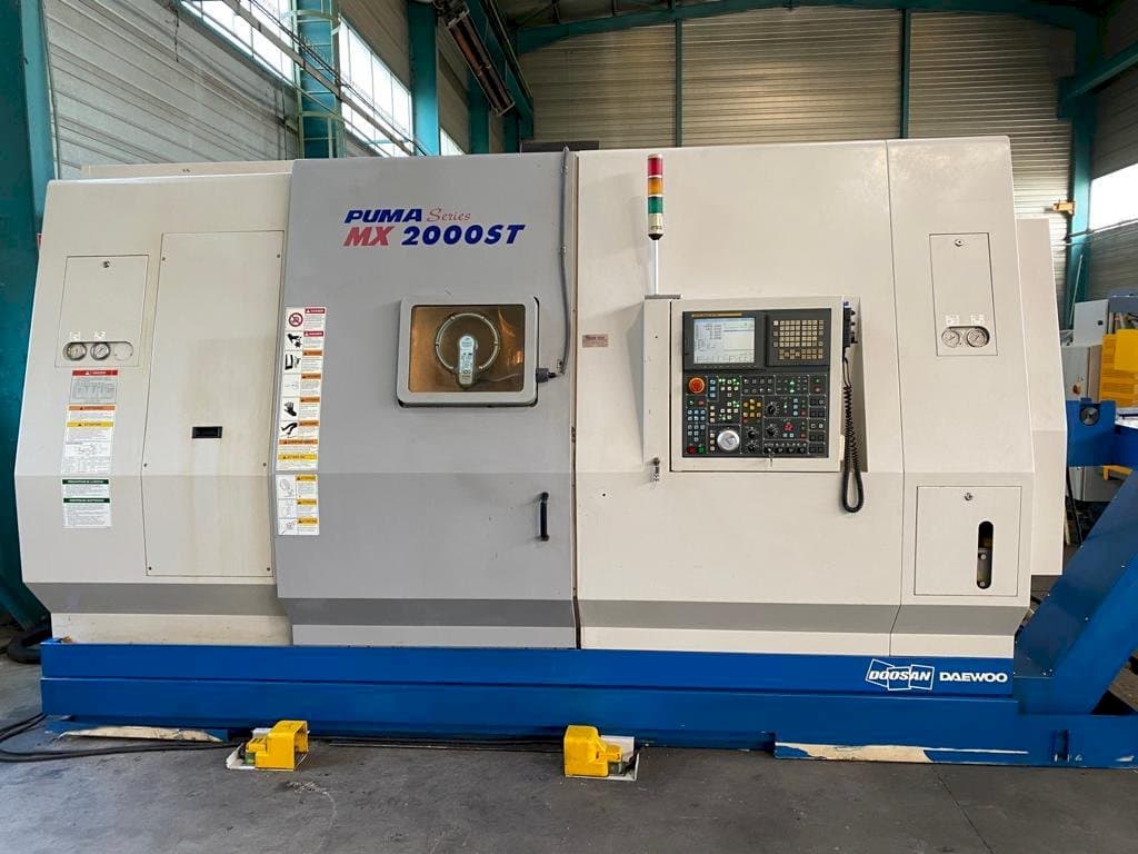 Prikaz  stroja Doosan PUMA MX 2000 ST  sprijeda