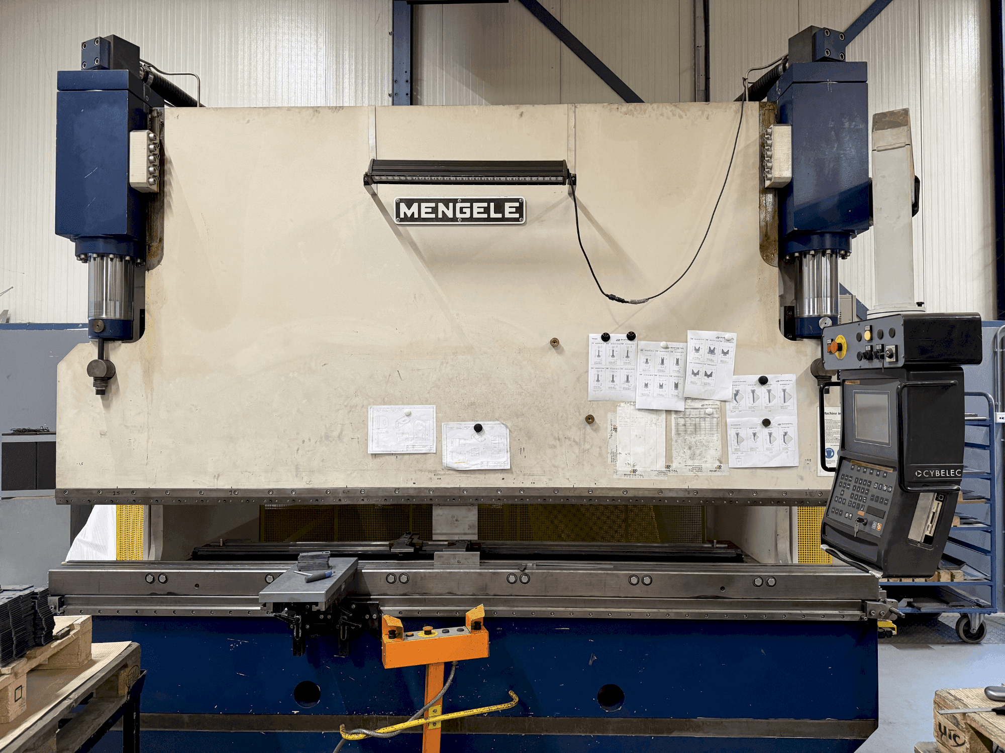 Prikaz  stroja MENGELE HB175-30/35  sprijeda