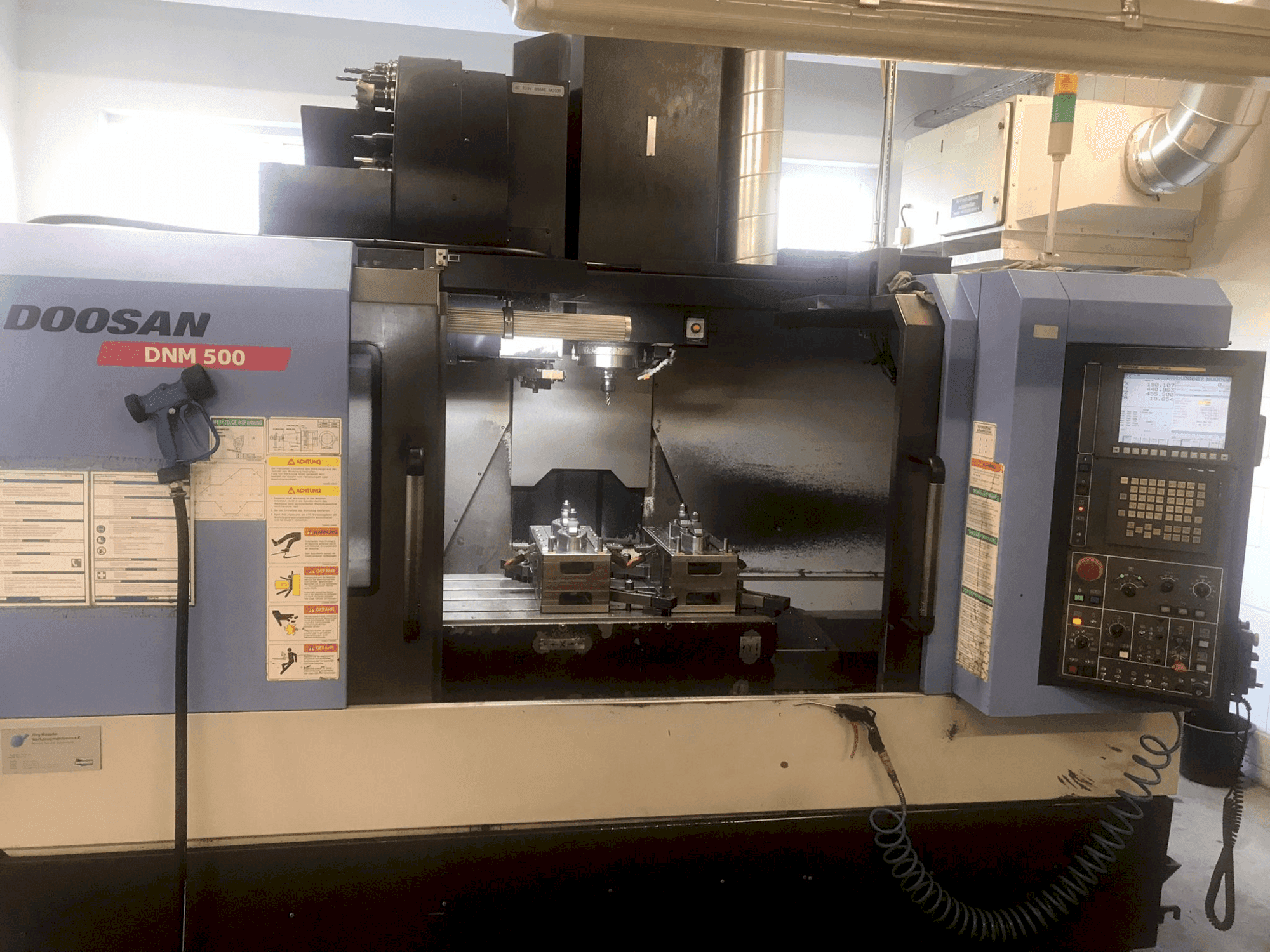 Prikaz  stroja DOOSAN DNM 500  sprijeda