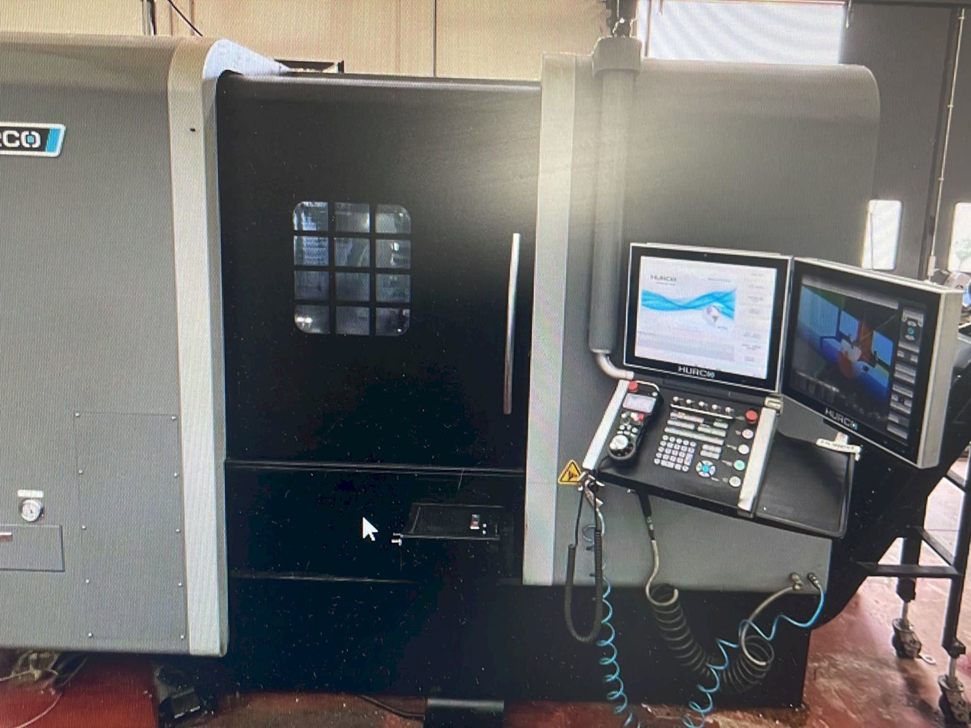 Prikaz  stroja Hurco TMX8MYSi  sprijeda