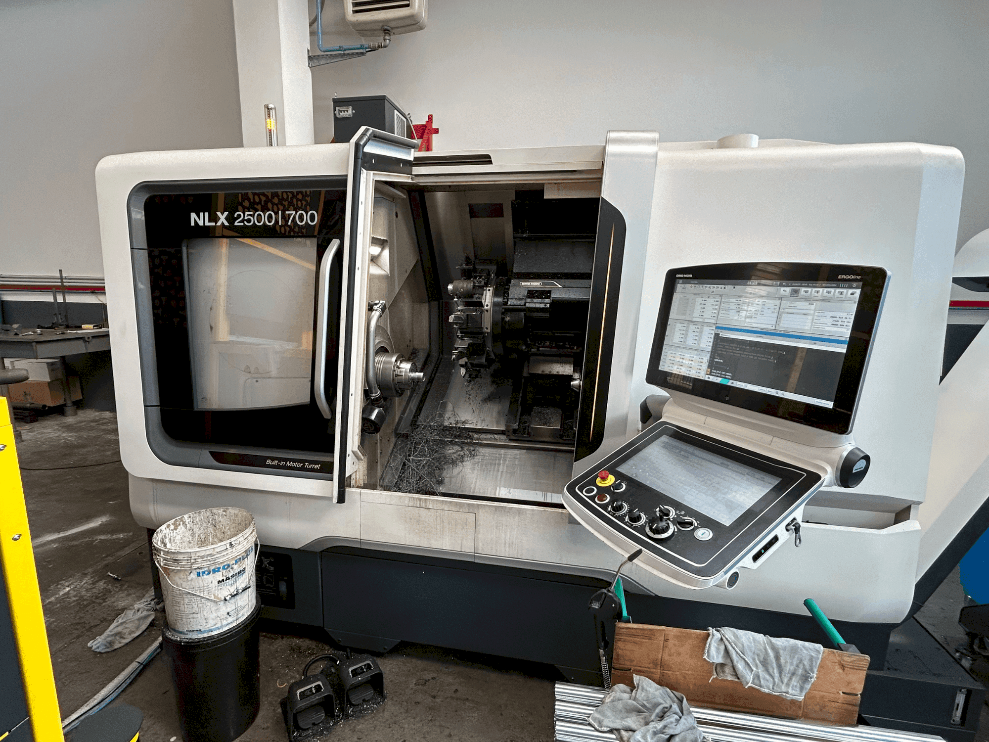 Prikaz  stroja DMG MORI NLX 2500 Y / 700  sprijeda