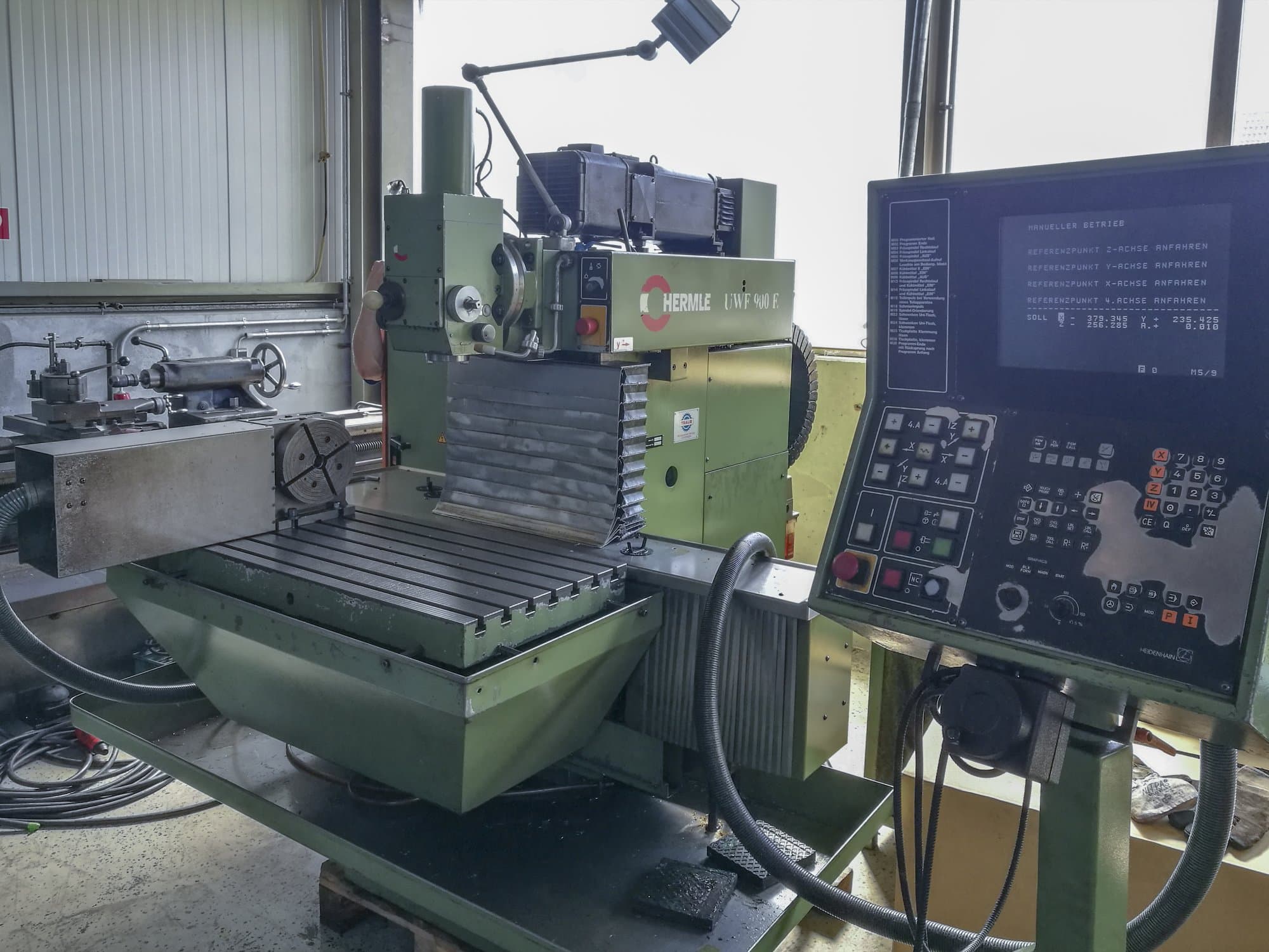 Prikaz  1 stroja HERMLE UWF 900 E zdesna