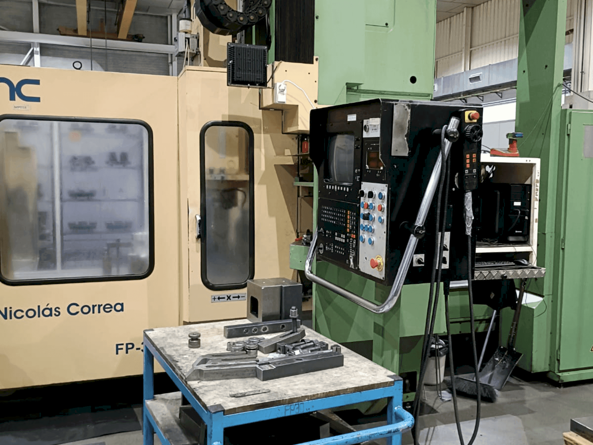 Prikaz  stroja Correa FP30  sprijeda