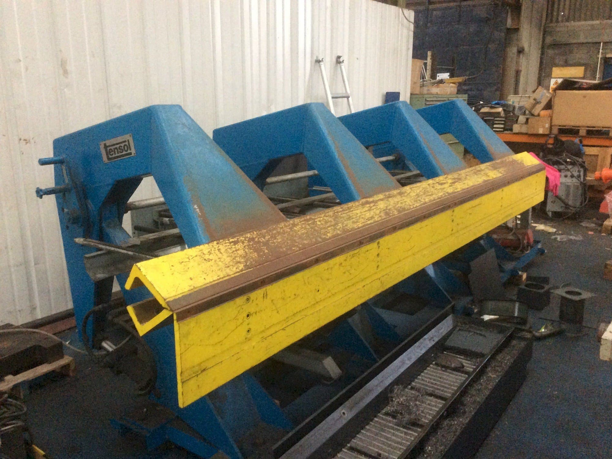 Prikaz  stroja Tensol P200-4  sprijeda