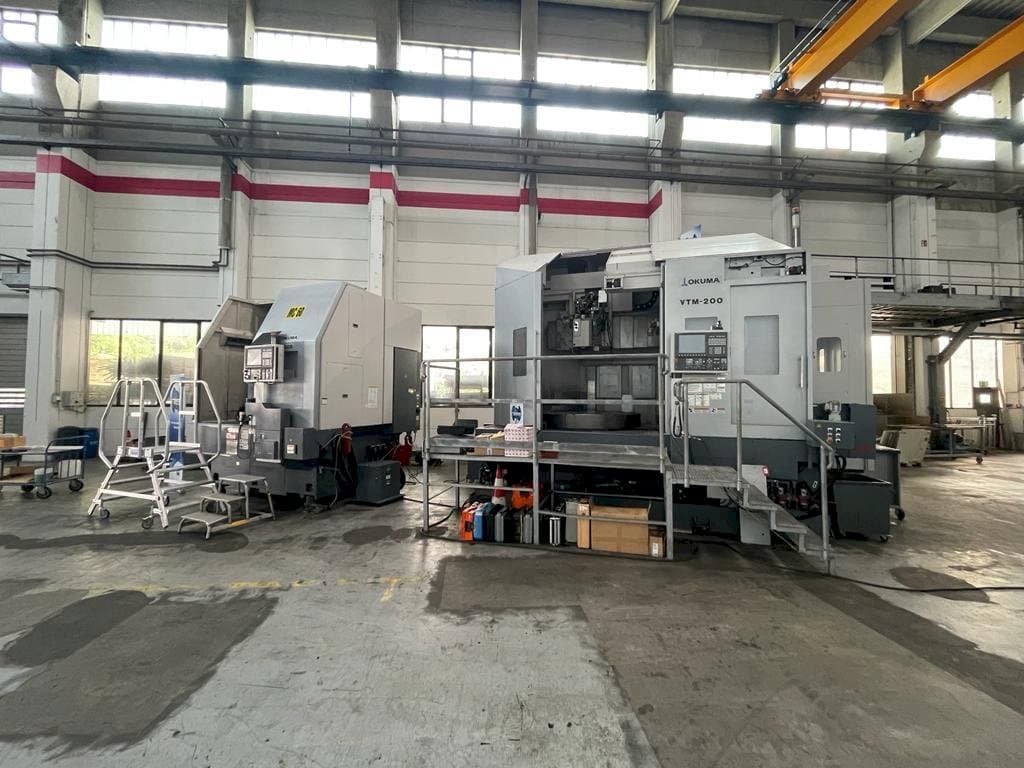 Prikaz  stroja Okuma VTM-200 1ST  sprijeda