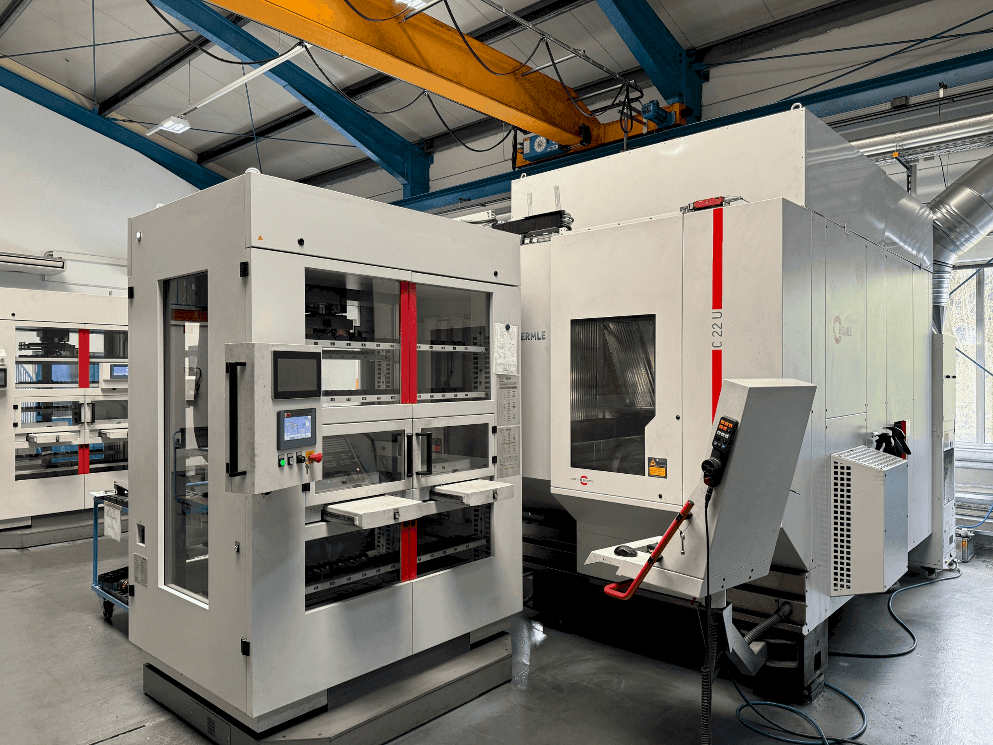 Prikaz  stroja HERMLE C22 with handling system IH30  (2017)  sprijeda