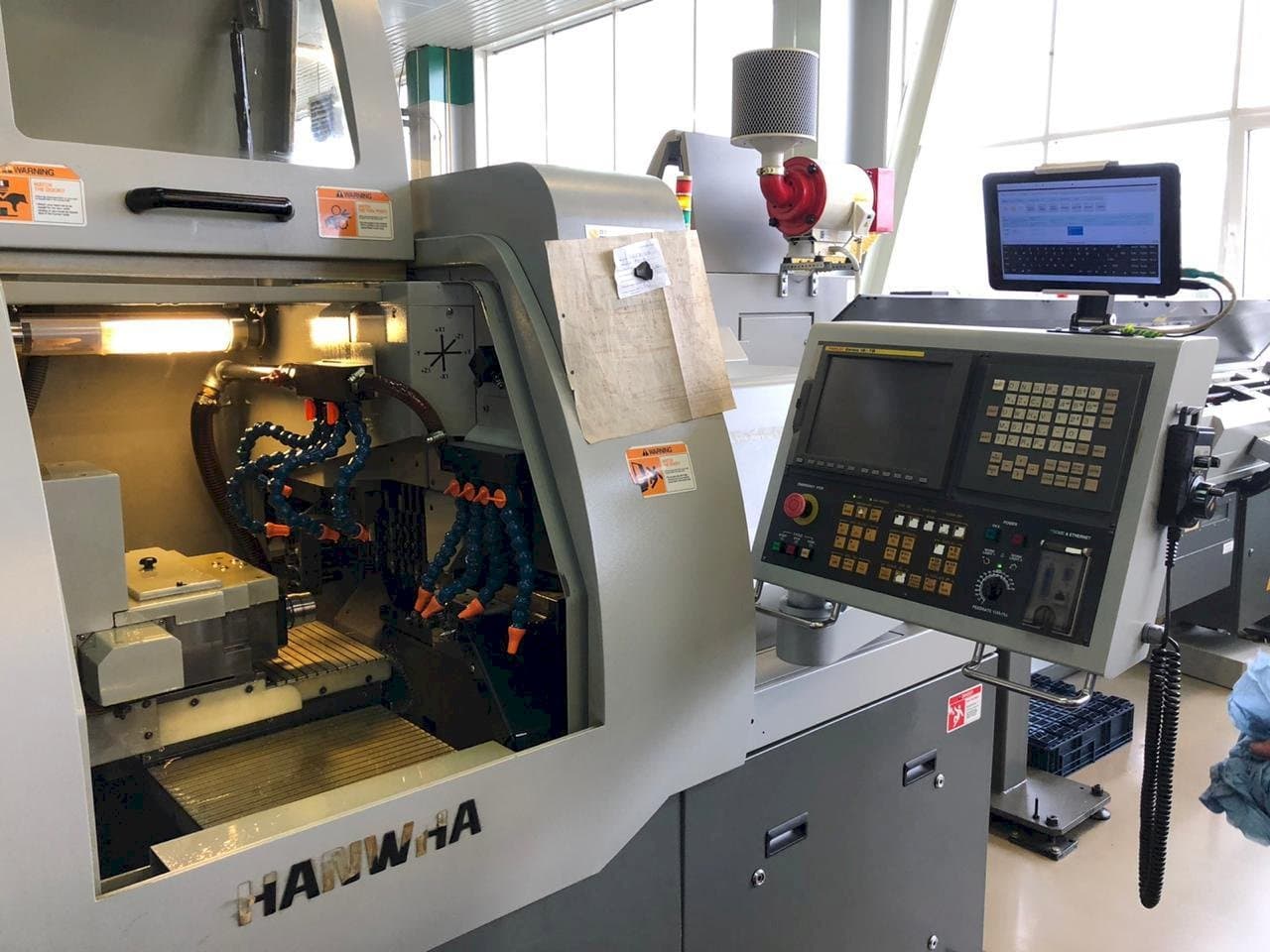 Prikaz  stroja Hanwha XD20H  sprijeda