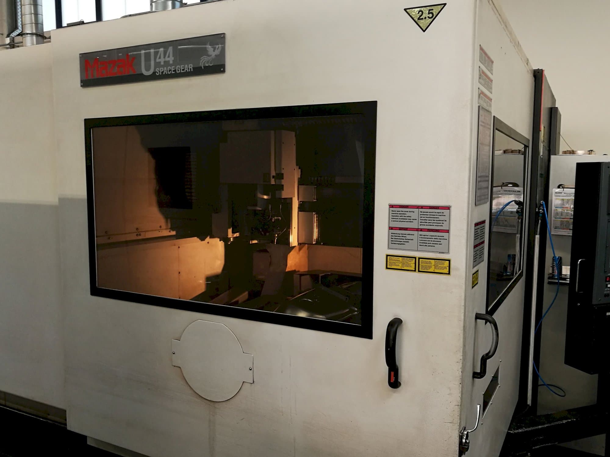 Prikaz stroja Mazak Space Gear-U44 slijeva