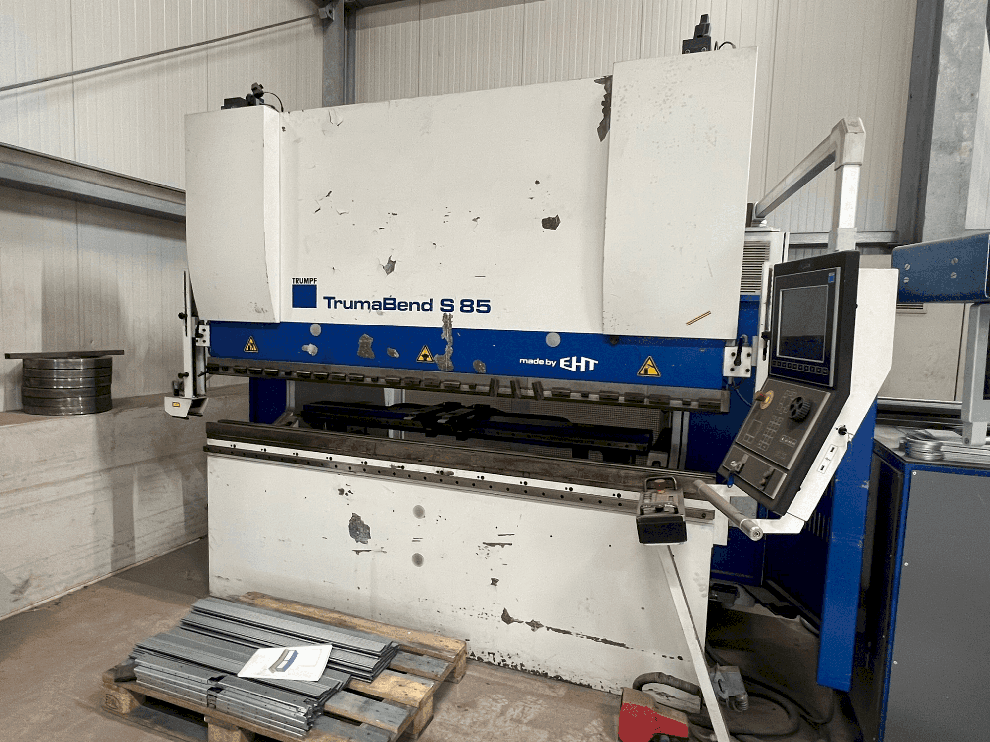 Prikaz  stroja TRUMPF TrumaBend S 85 - 25  sprijeda