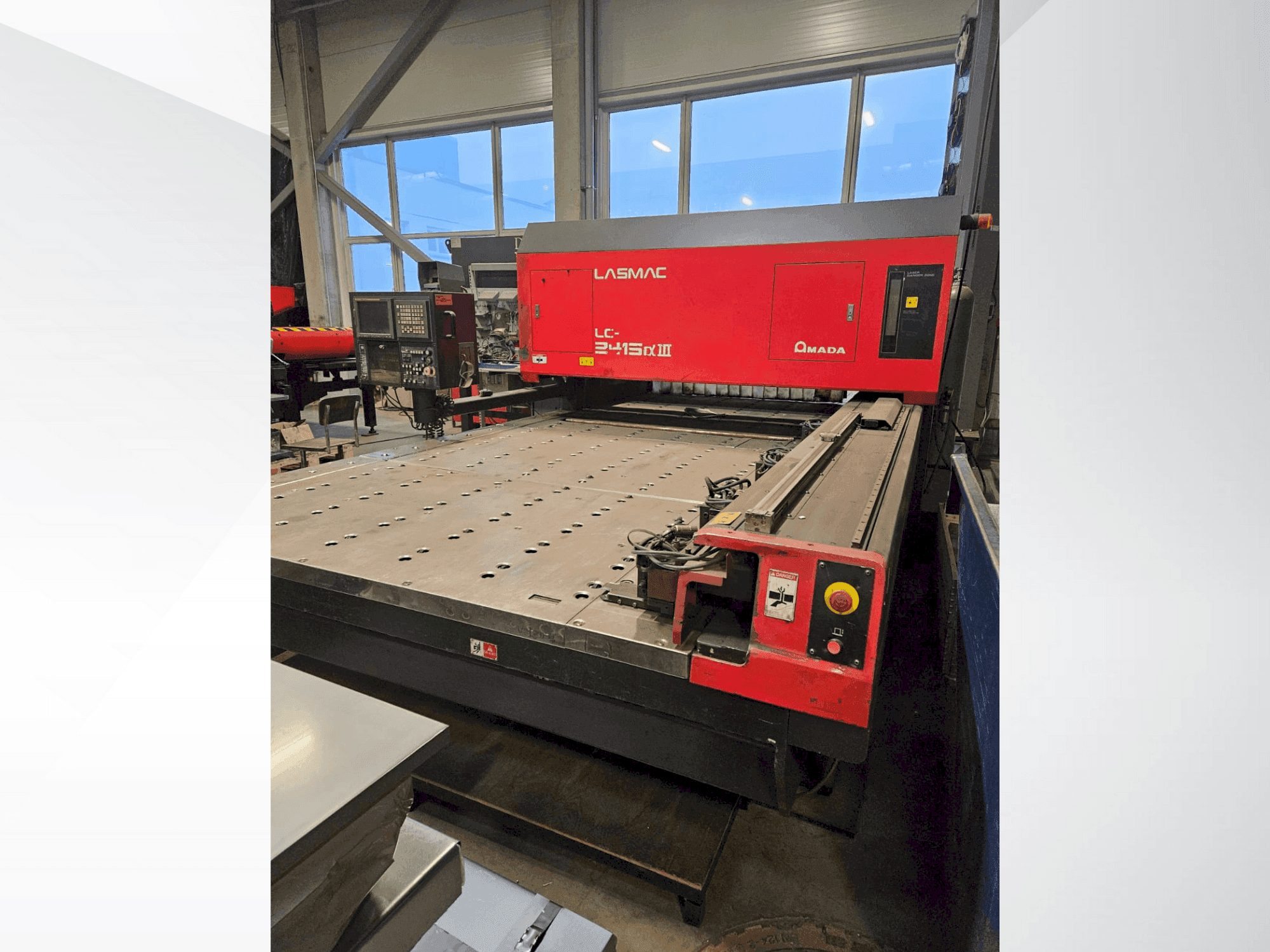 Prikaz  stroja AMADA LC 2415 A3  sprijeda