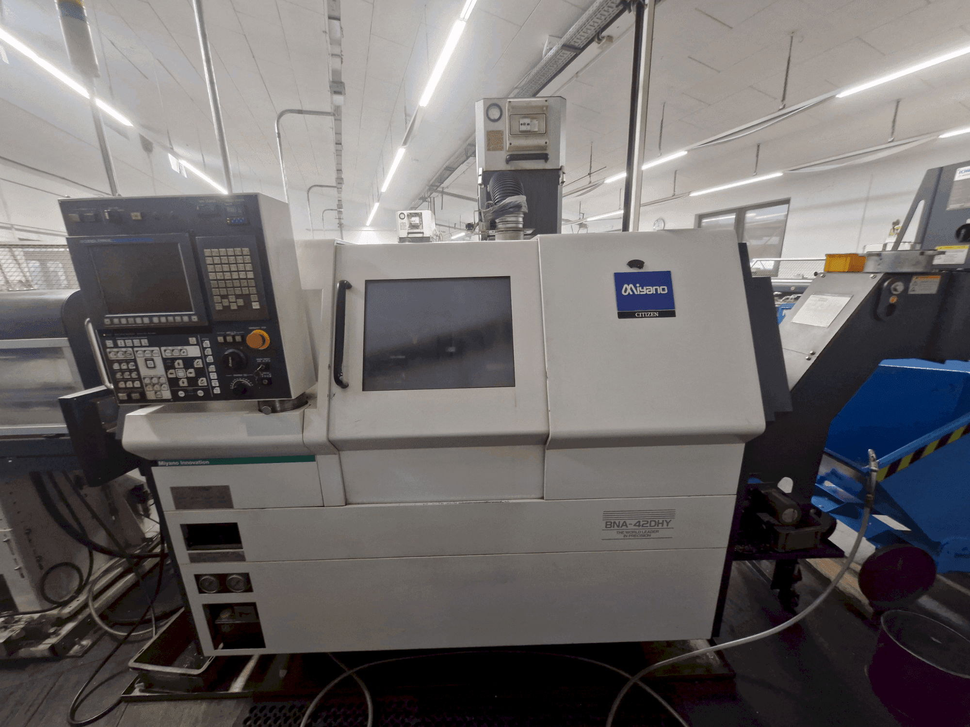 Prikaz  stroja Miyano BNA-42DHY  sprijeda