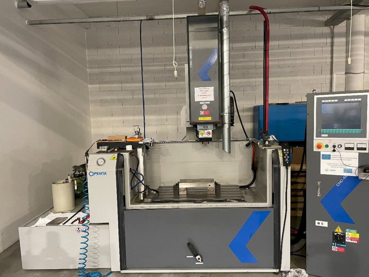 Prikaz  stroja PENTA 650G CNC  sprijeda