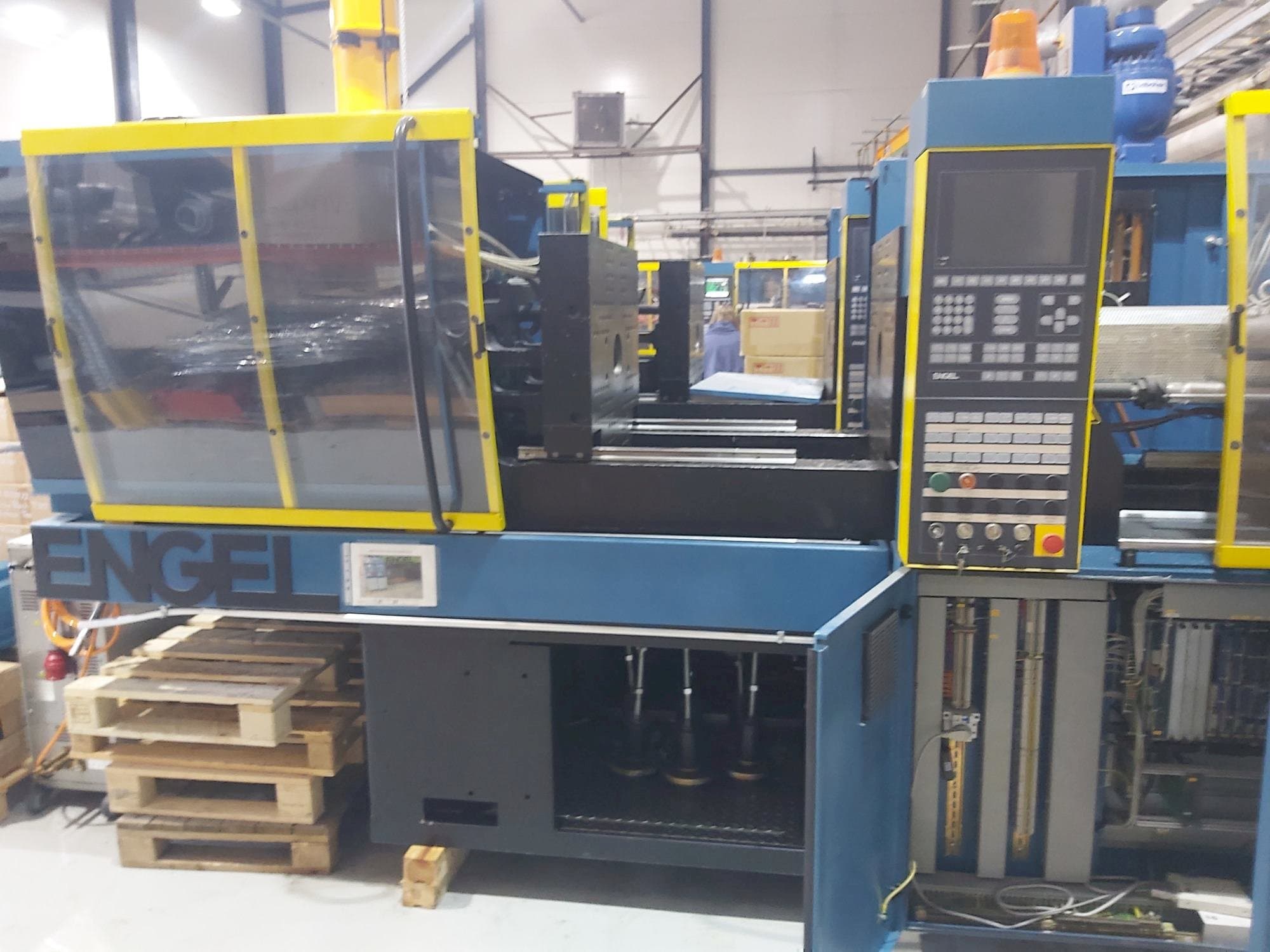 Prikaz  stroja ENGEL ES 330/80 HL  sprijeda