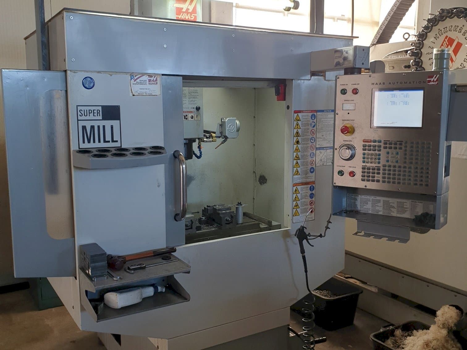 Prikaz  stroja HAAS SUPER MINI MILL  sprijeda