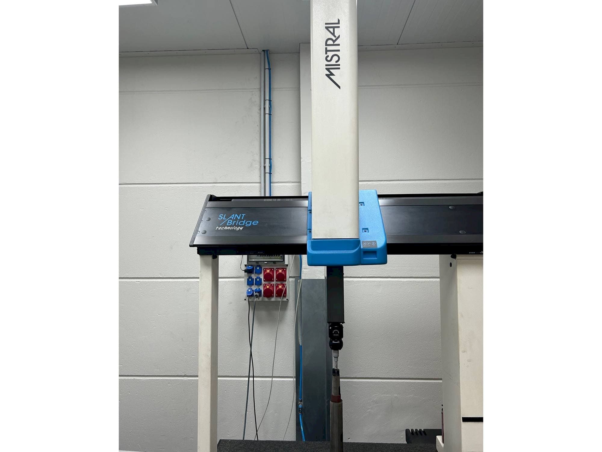 Prikaz  stroja DEA Mistrall  sprijeda