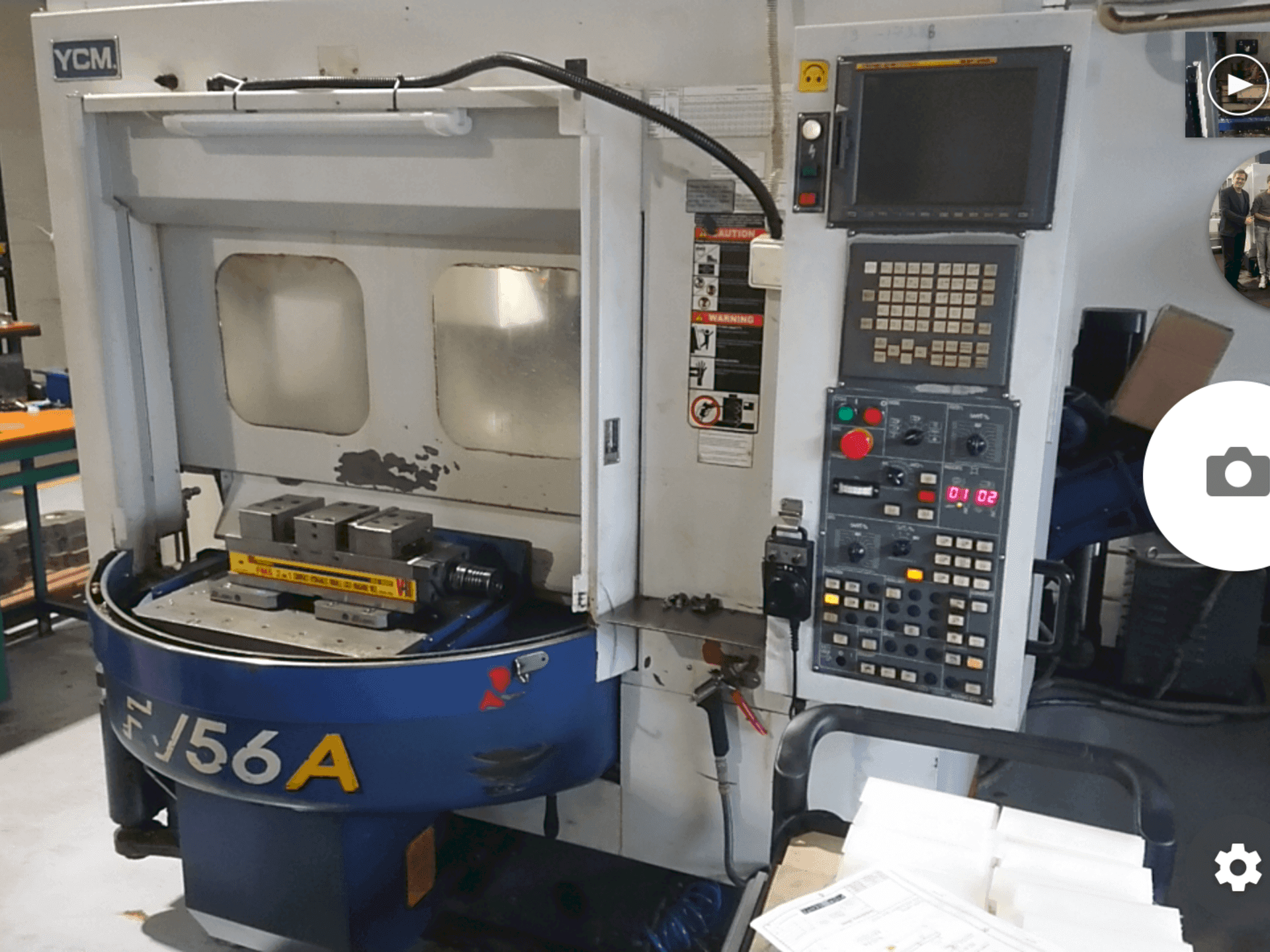 Prikaz  stroja YCM FV56A  sprijeda