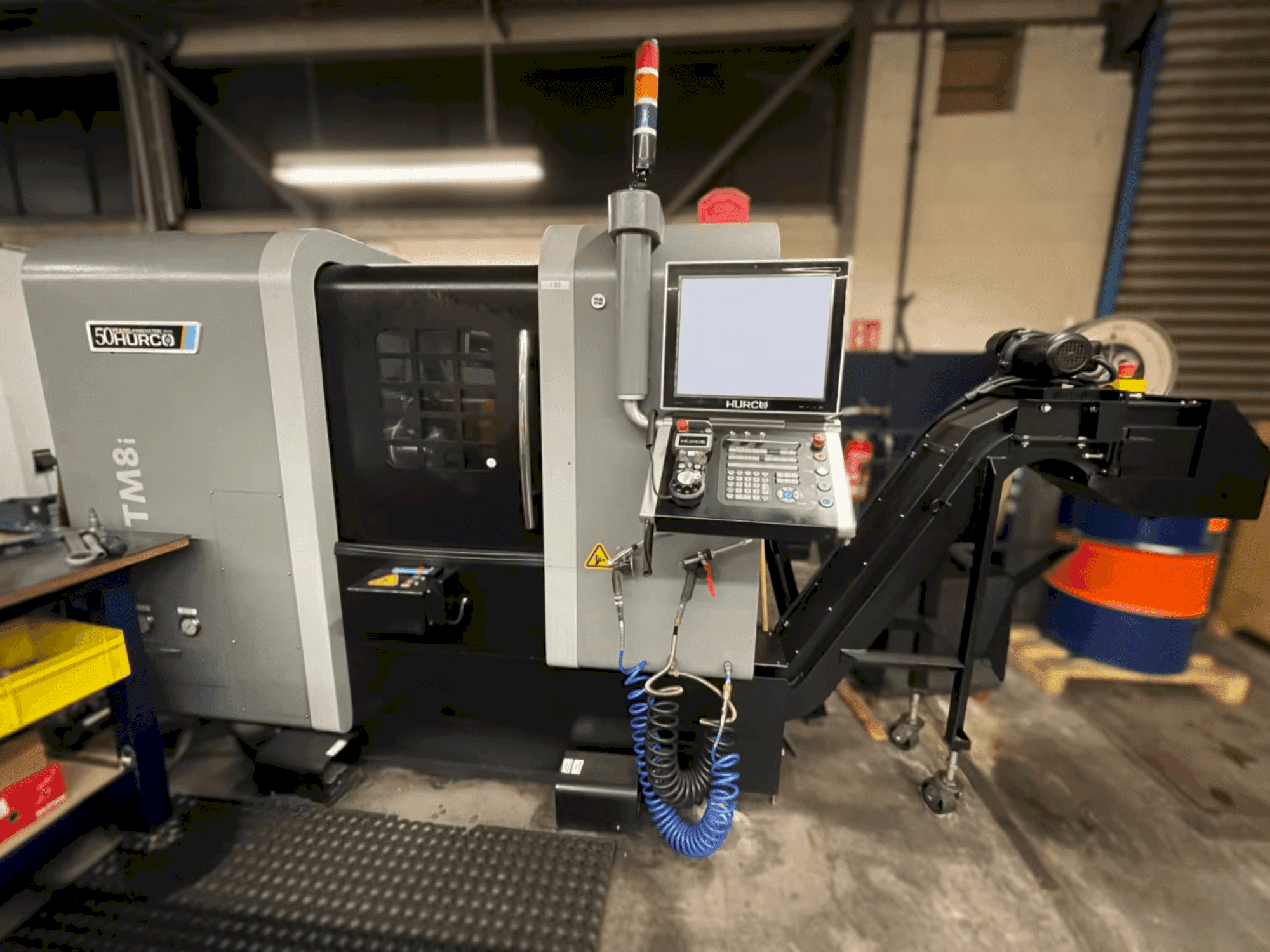 Prikaz  stroja Hurco TM8i  sprijeda