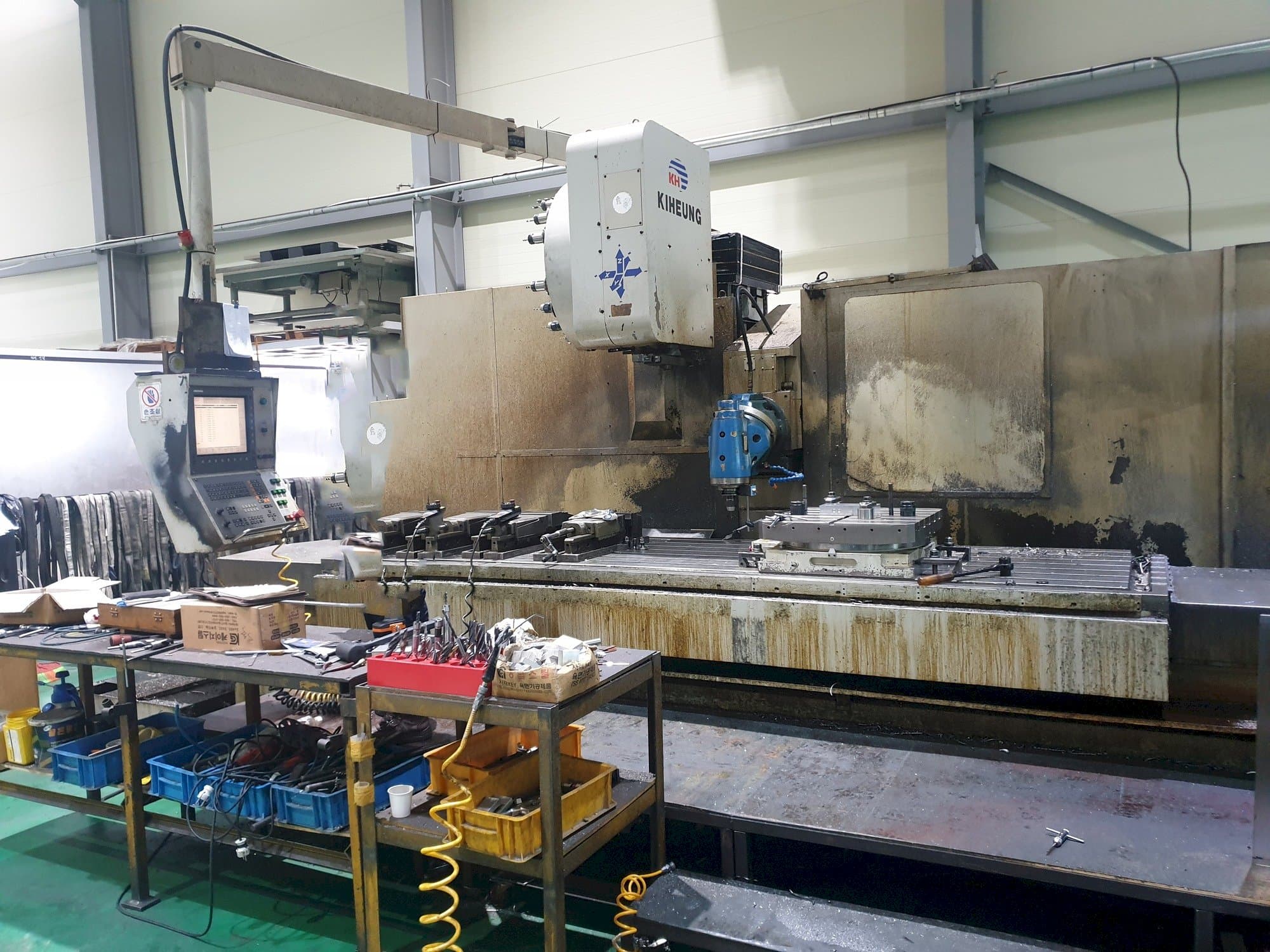 Prikaz  stroja KIHEUNG KNC-U1000  sprijeda