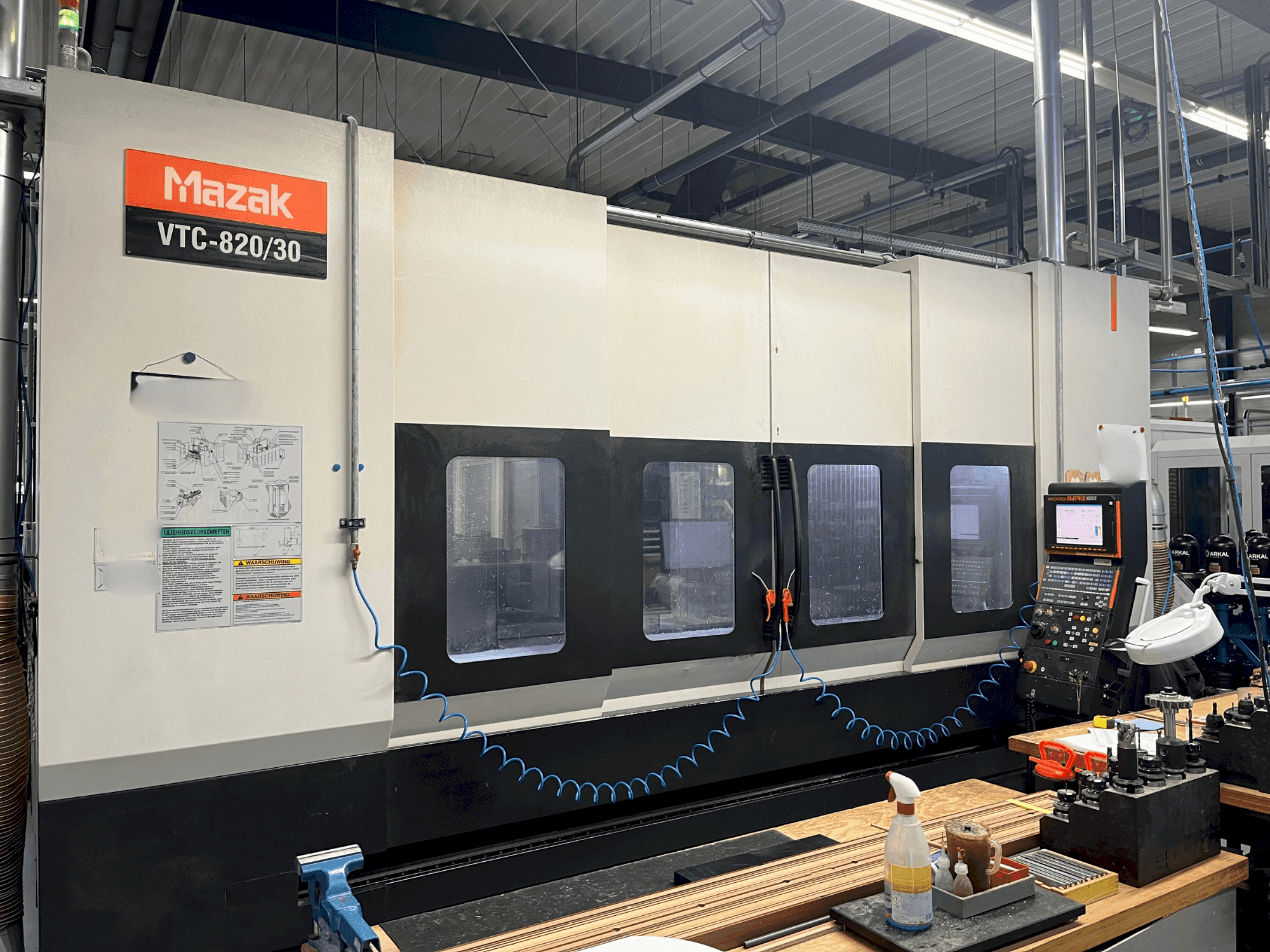 Prikaz  stroja Mazak VTC-820/30  sprijeda