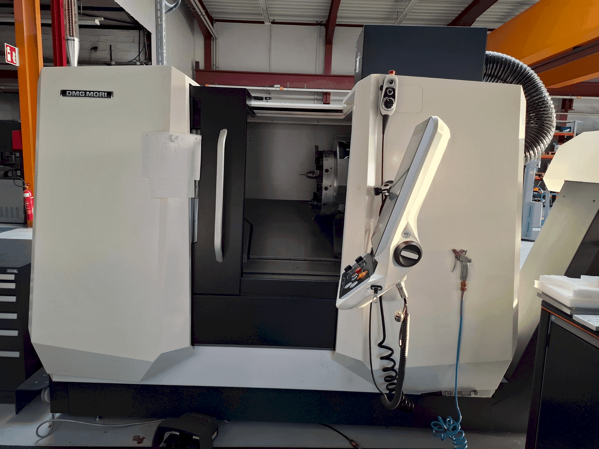 Prikaz  stroja DMG MORI CLX 350 V3  sprijeda