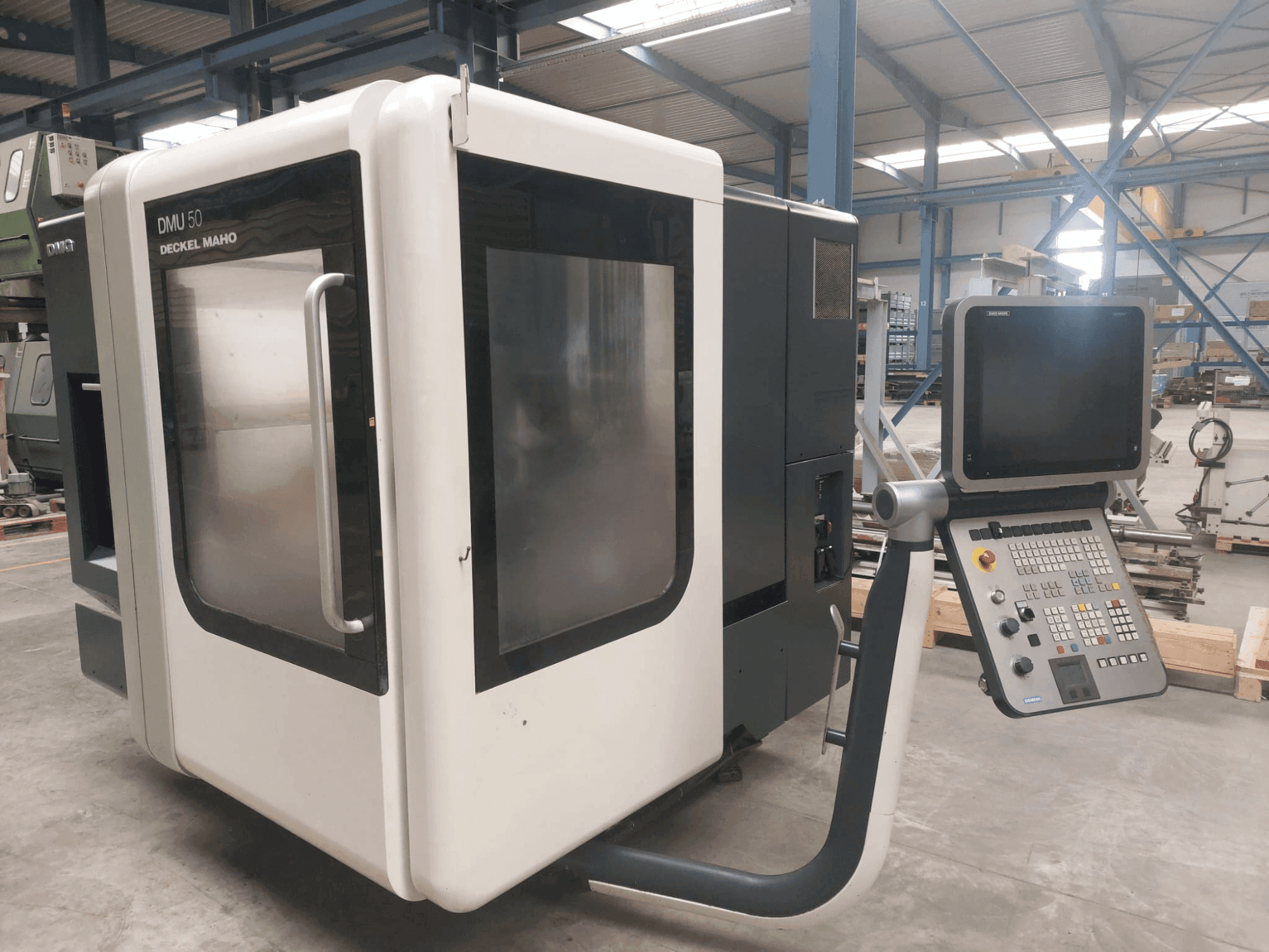 Prikaz  stroja DMG DECKEL MAHO DMU 50  sprijeda