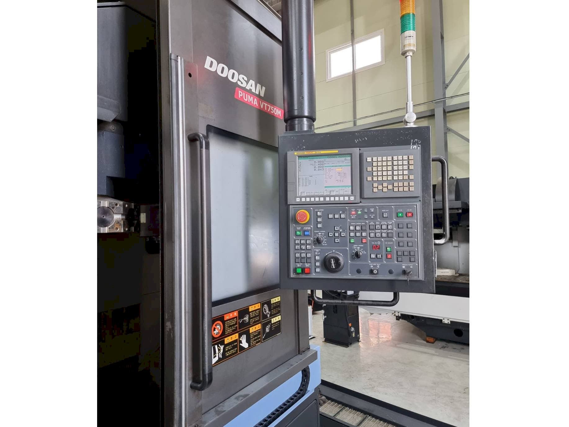 Prikaz lijeve strane  stroja Doosan Puma VT750M