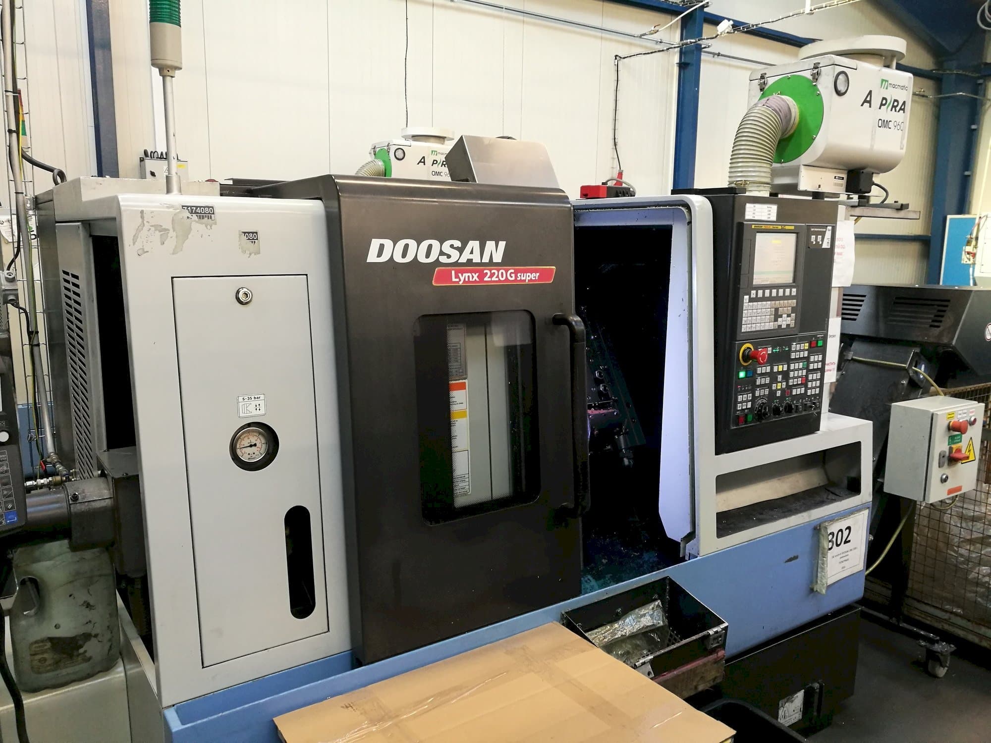 Prikaz  stroja Doosan Lynx 220GA  sprijeda
