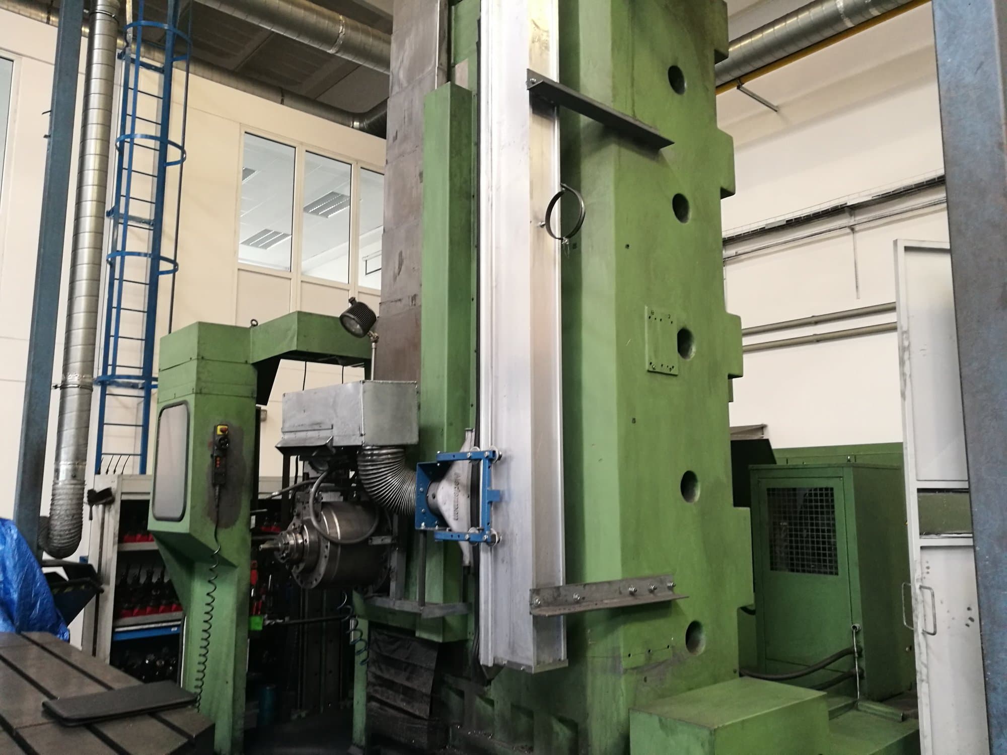 Prikaz  stroja TOS WHN 130 sprijeda