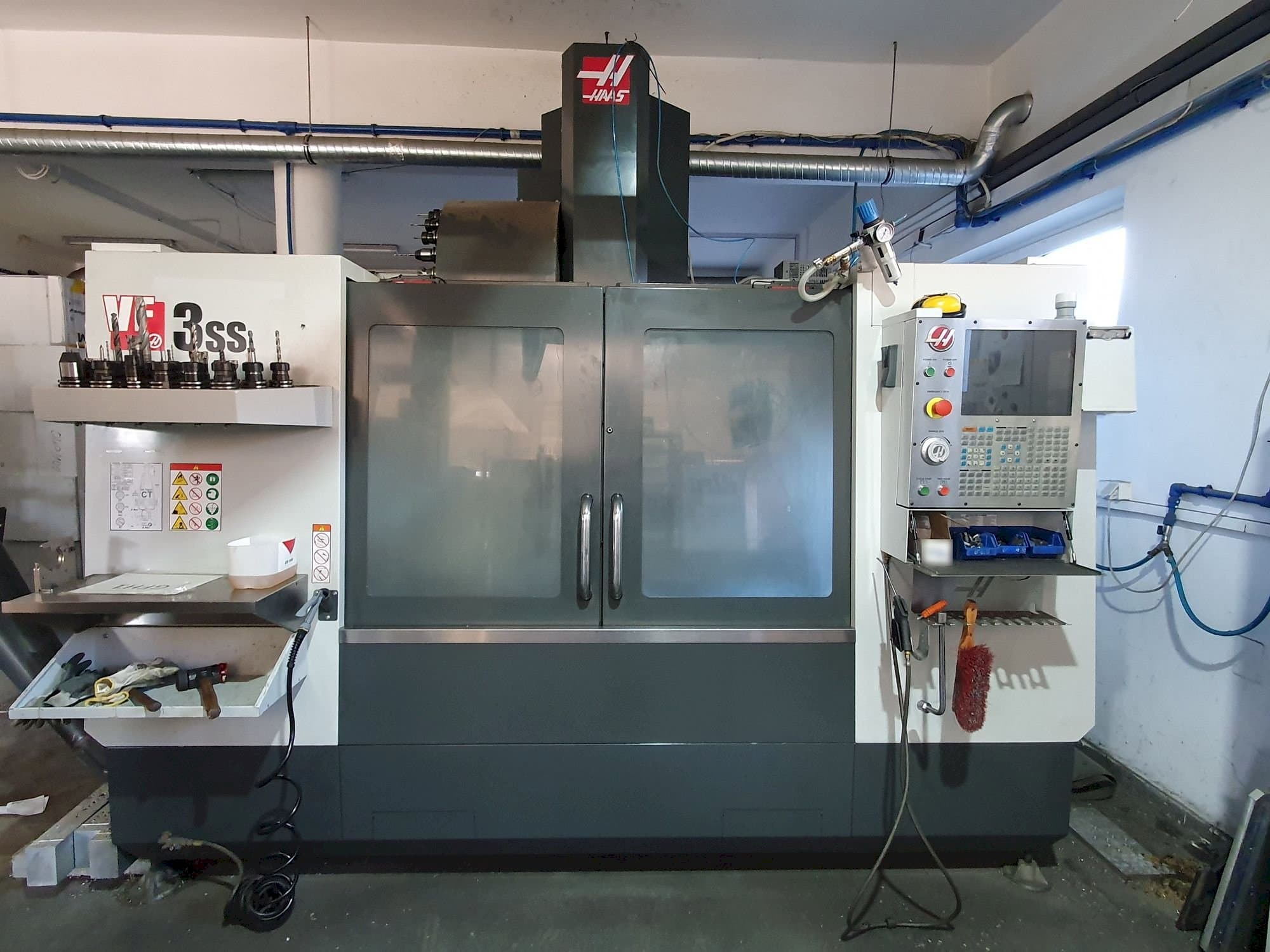 Prikaz  stroja HAAS VF-3SS  sprijeda