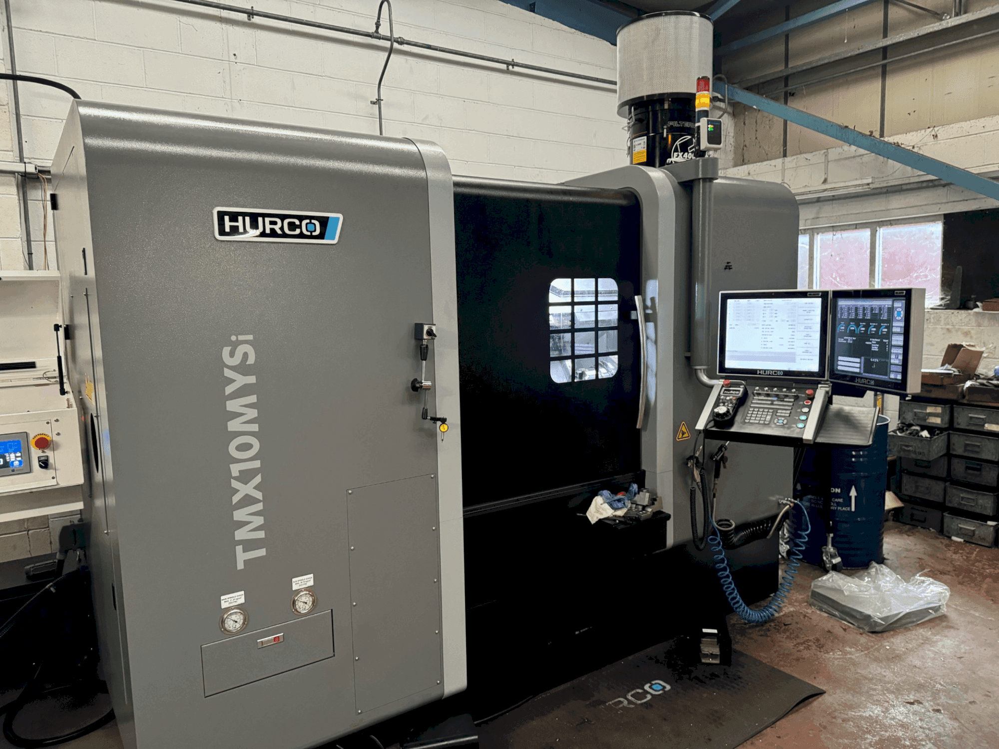 Prikaz  stroja Hurco TMX10-MYSi  sprijeda