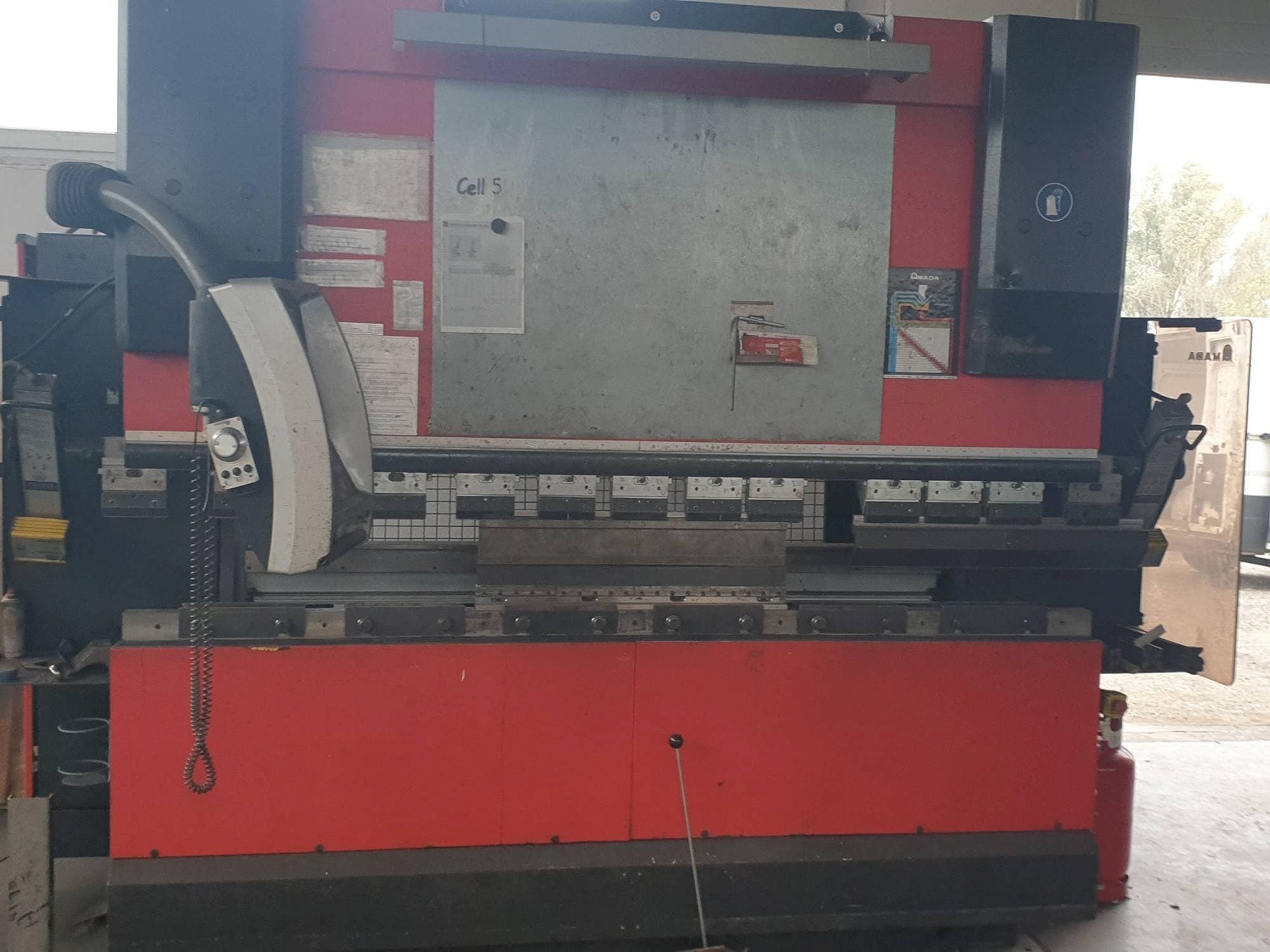Prikaz  stroja AMADA HFE 8025/7  sprijeda