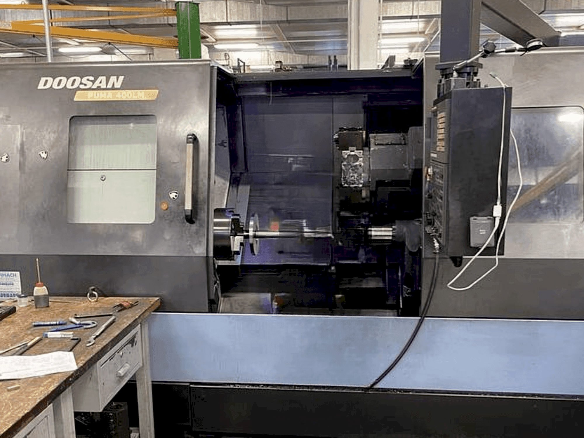 Prikaz  stroja DOOSAN Puma 400 LMA  sprijeda