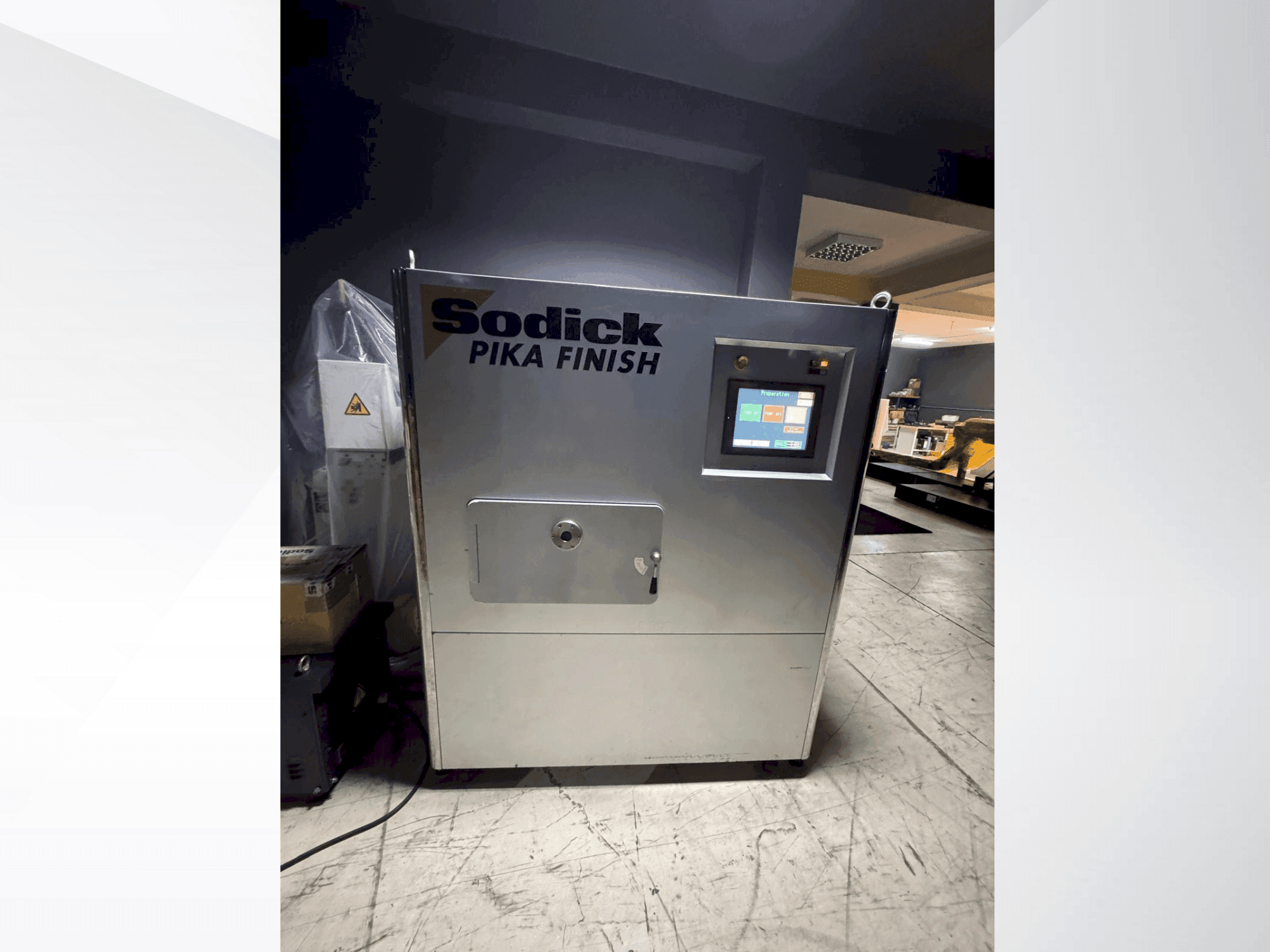 Prikaz  stroja Sodick Picka PF-32A  sprijeda