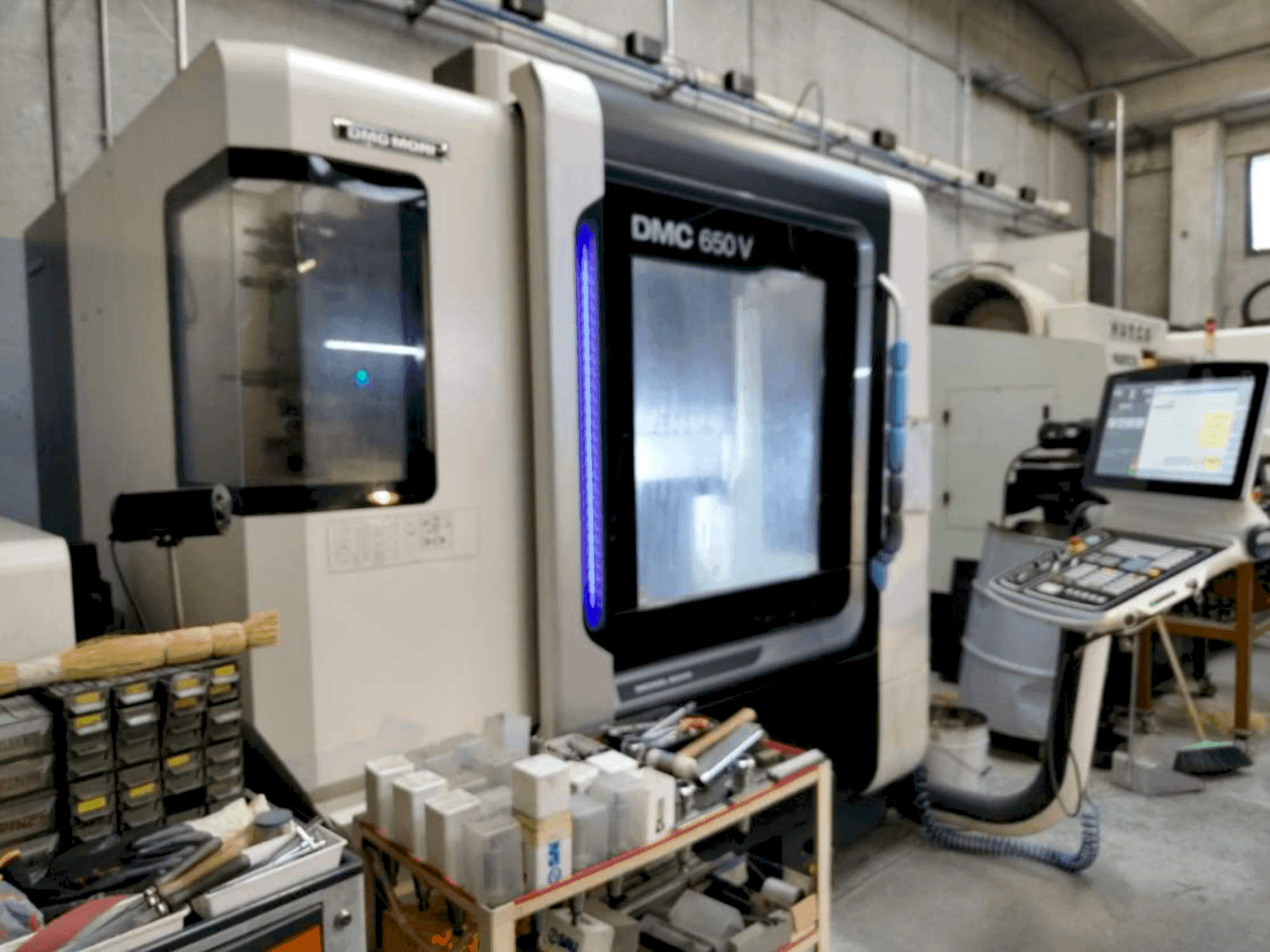 Prikaz  stroja DMG MORI DMC 650V  sprijeda