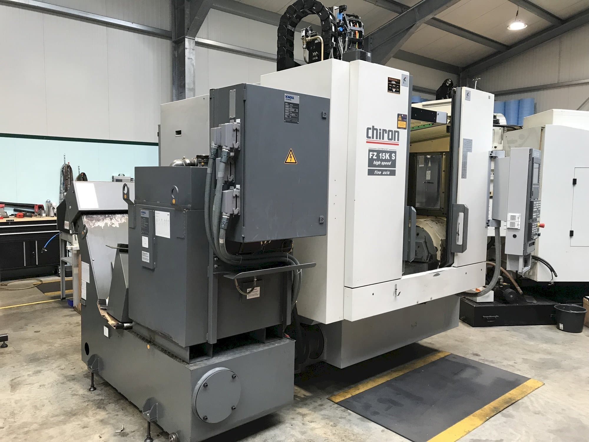 Prikaz  stroja CHIRON FZ15 KS  sprijeda