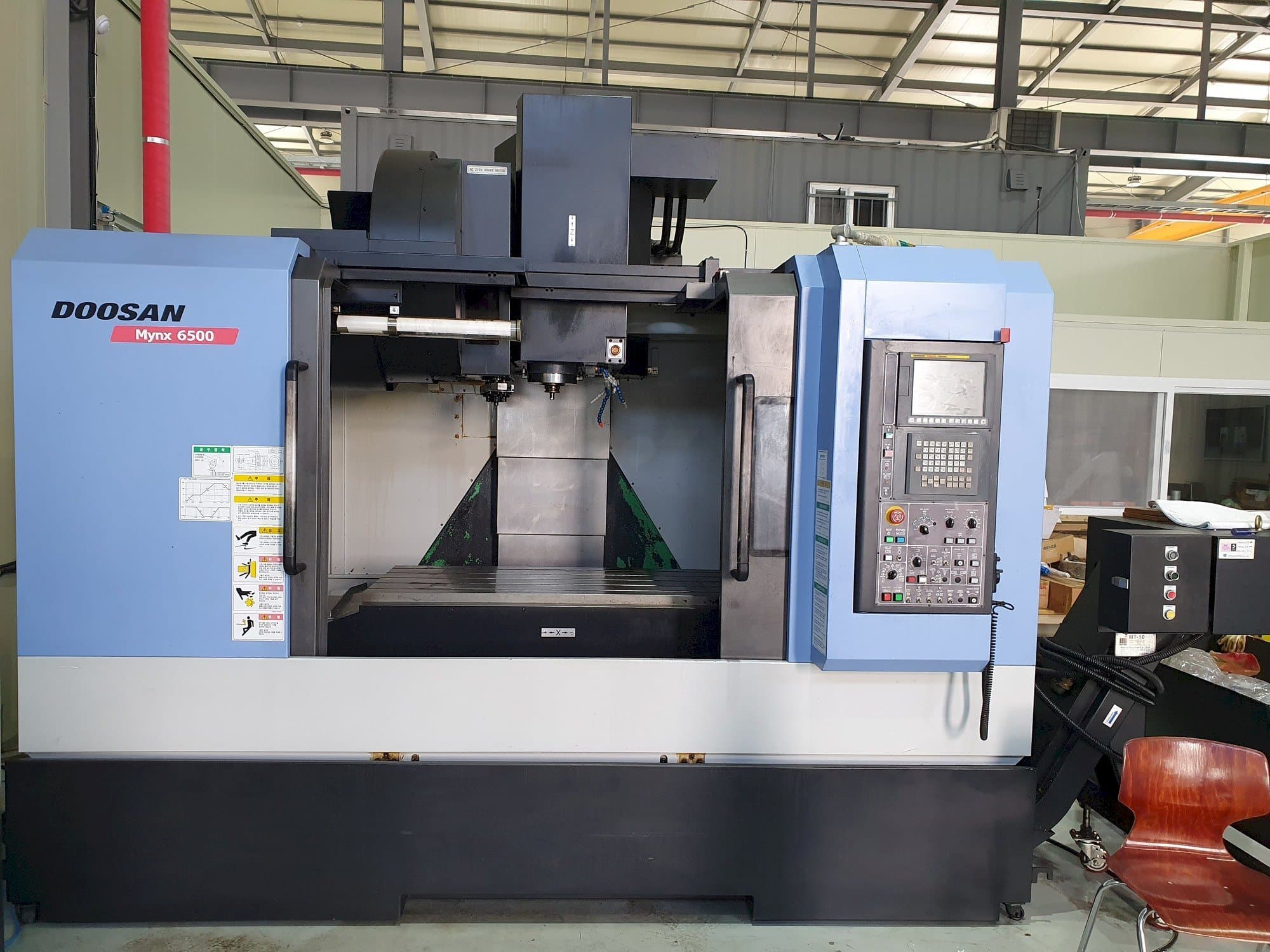 Prikaz  stroja Doosan MYNX 6500  sprijeda