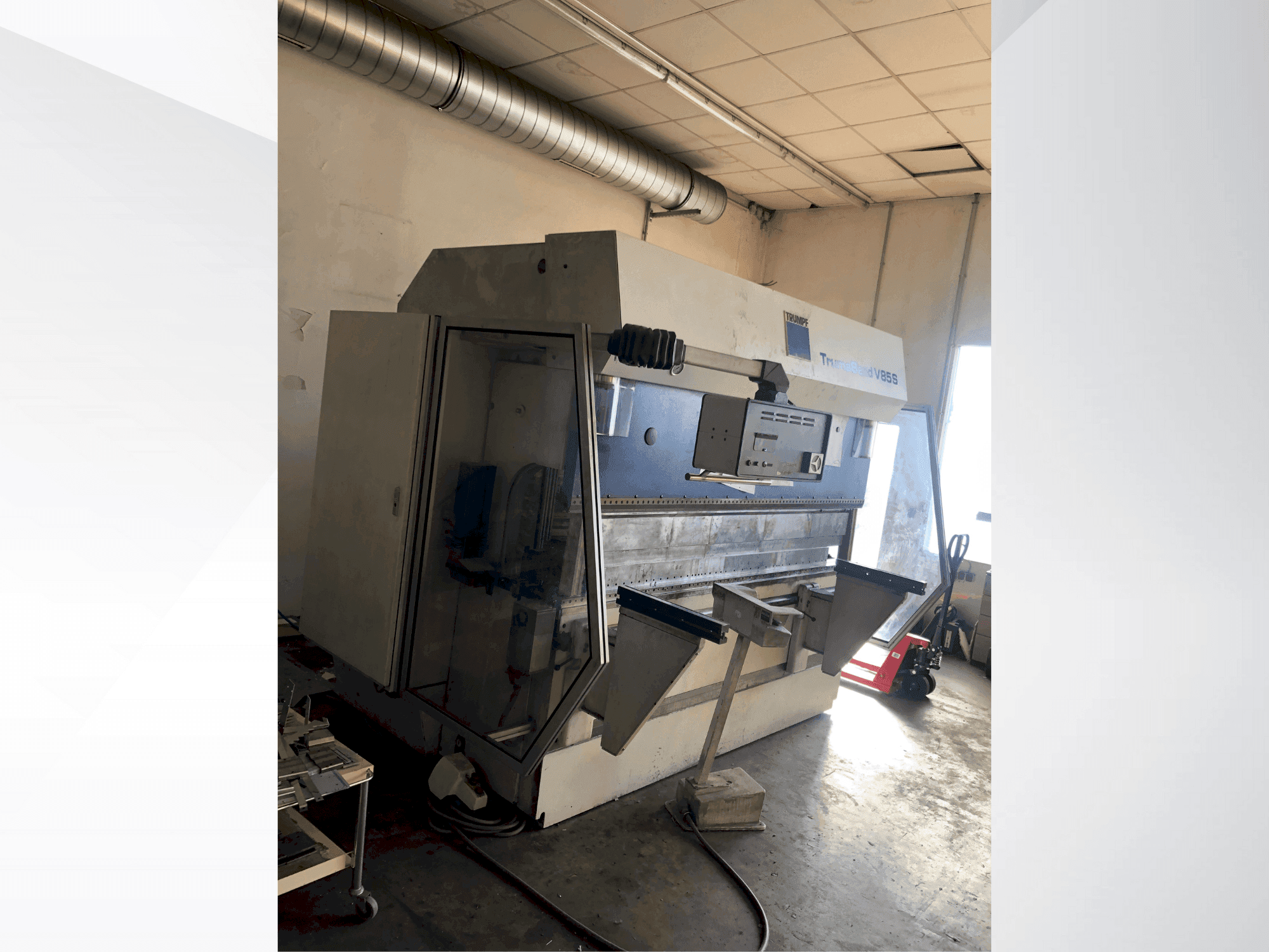 Prikaz  stroja TRUMPF TrumaBend V85S  sprijeda