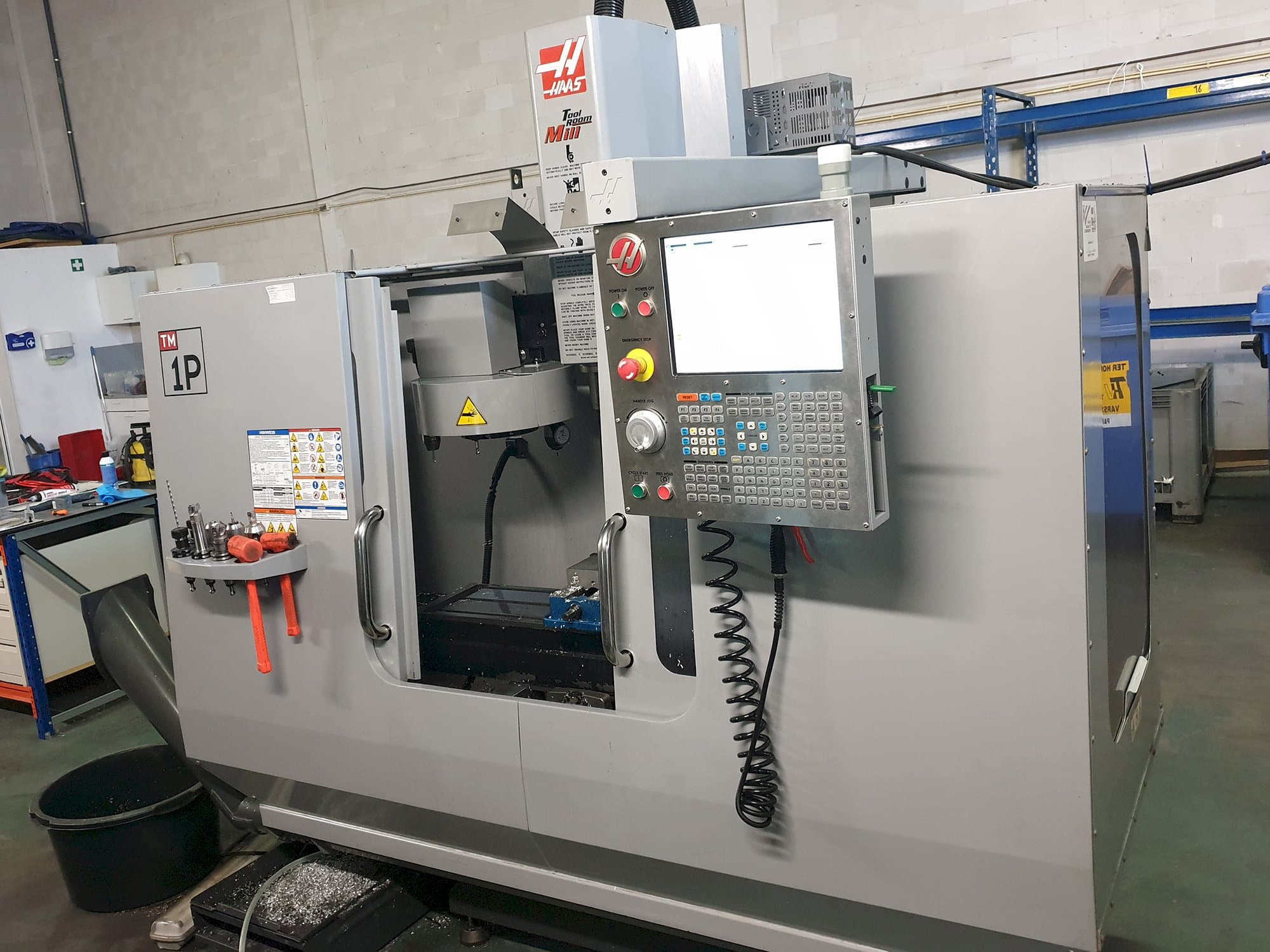 Prikaz  stroja HAAS TM-1P sprijeda