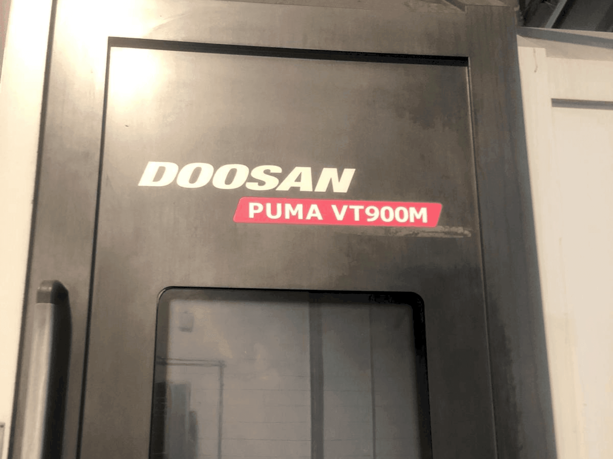 Prikaz  stroja DOOSAN Puma VT900M  sprijeda