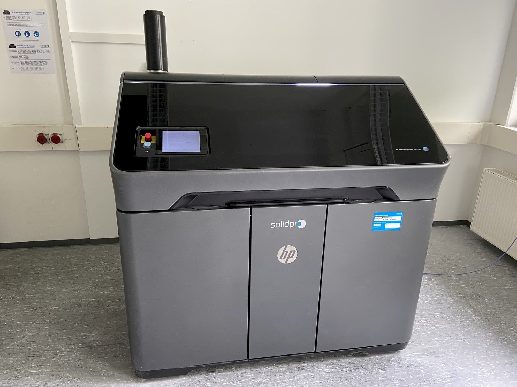 Prikaz  stroja HP Jet Fusion 580 Color 3D printer  sprijeda
