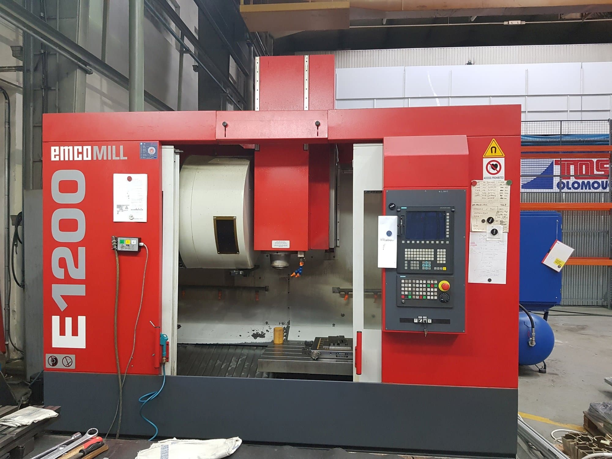 Prikaz  stroja EMCO Emcomill E 1200  sprijeda