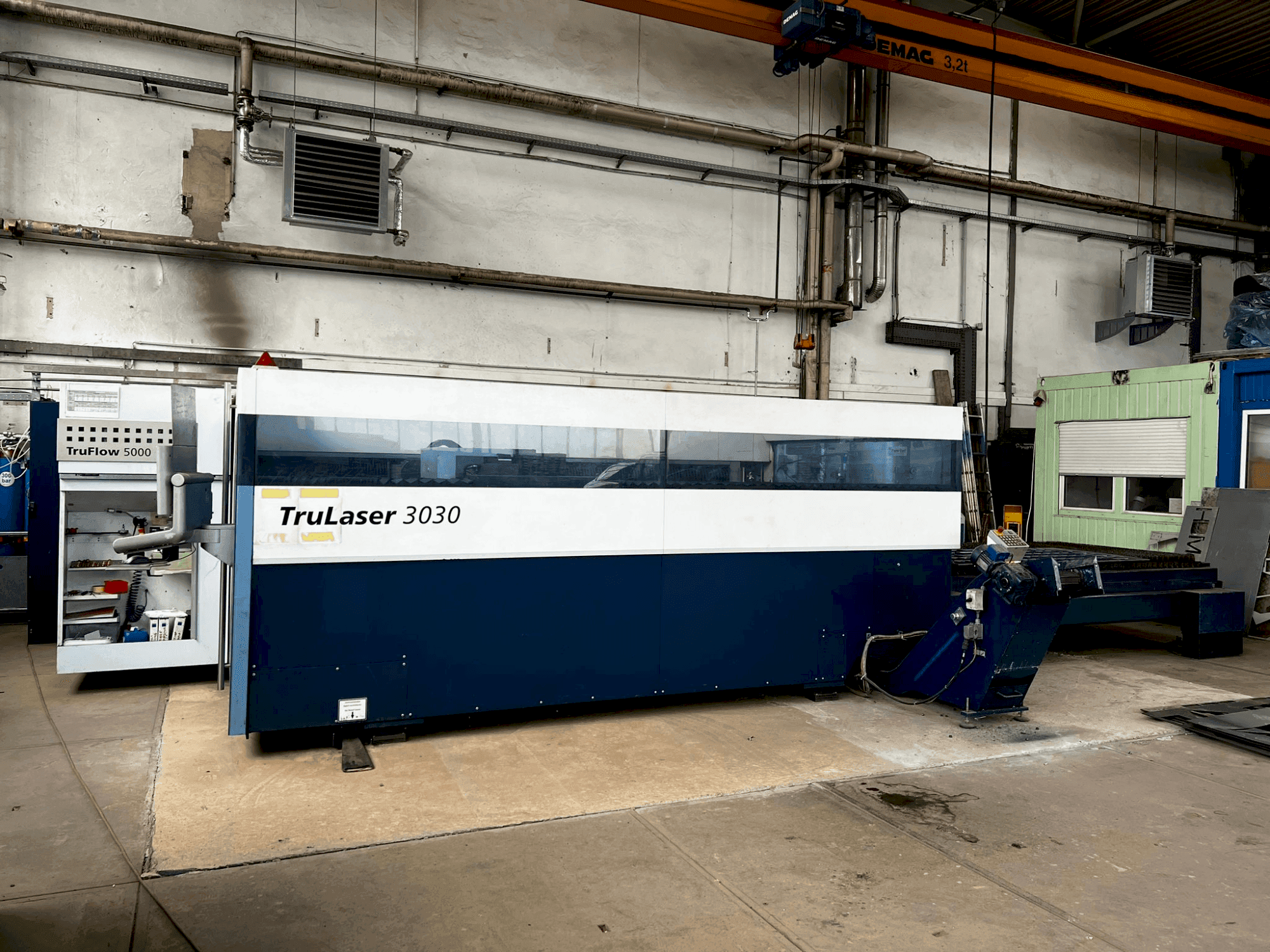 Prikaz  stroja TRUMPF TruLaser 3030  sprijeda