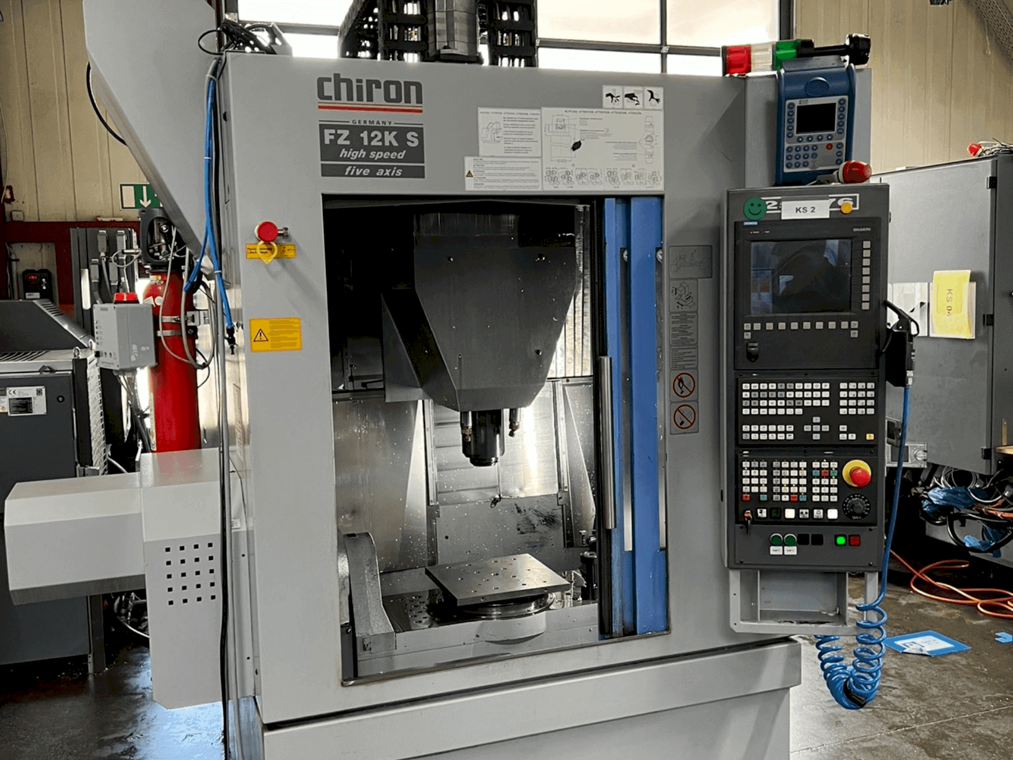 Prikaz  stroja CHIRON FZ12 KS  sprijeda