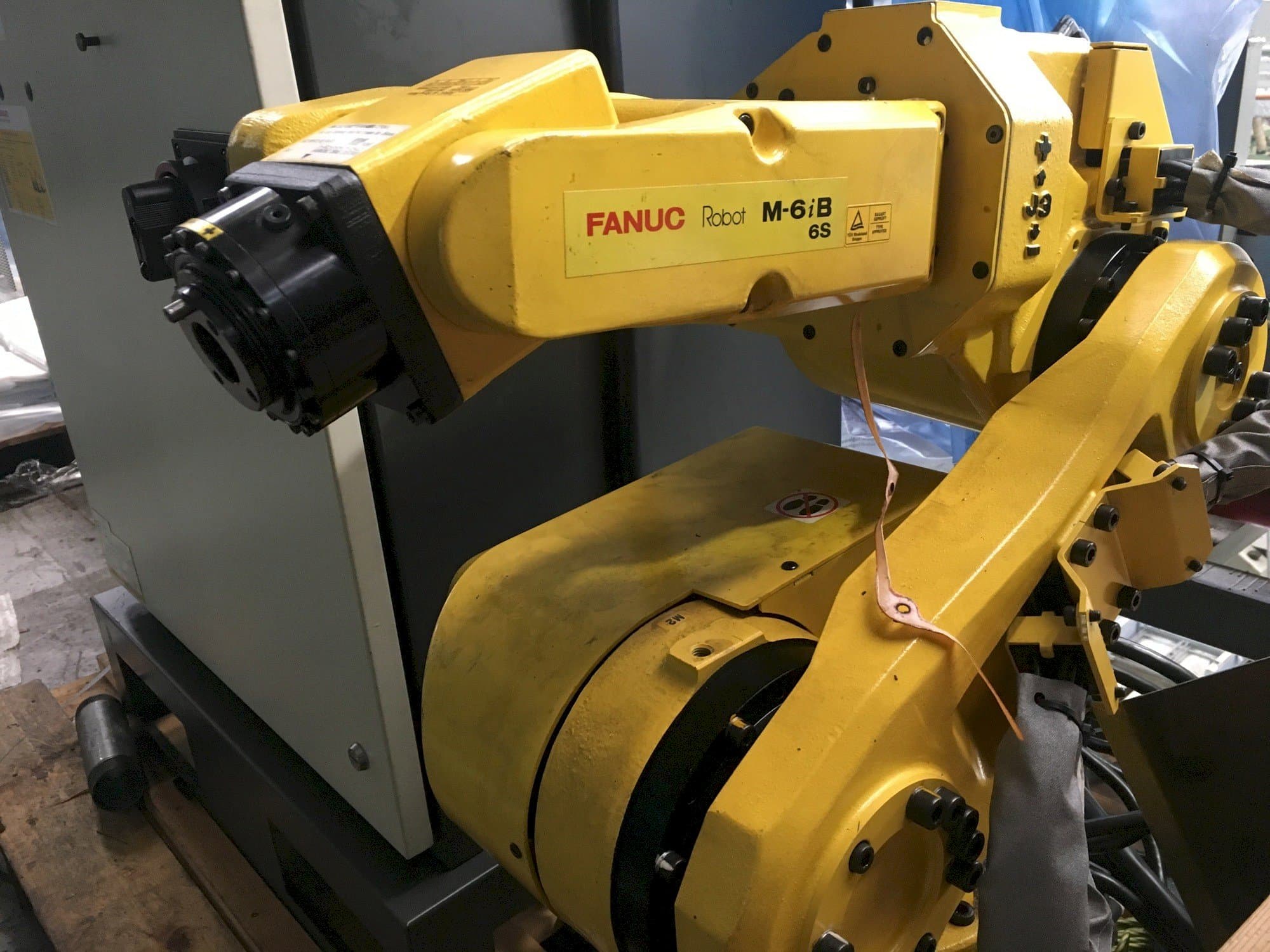 Prikaz  stroja FANUC M-6iB 6S  sprijeda