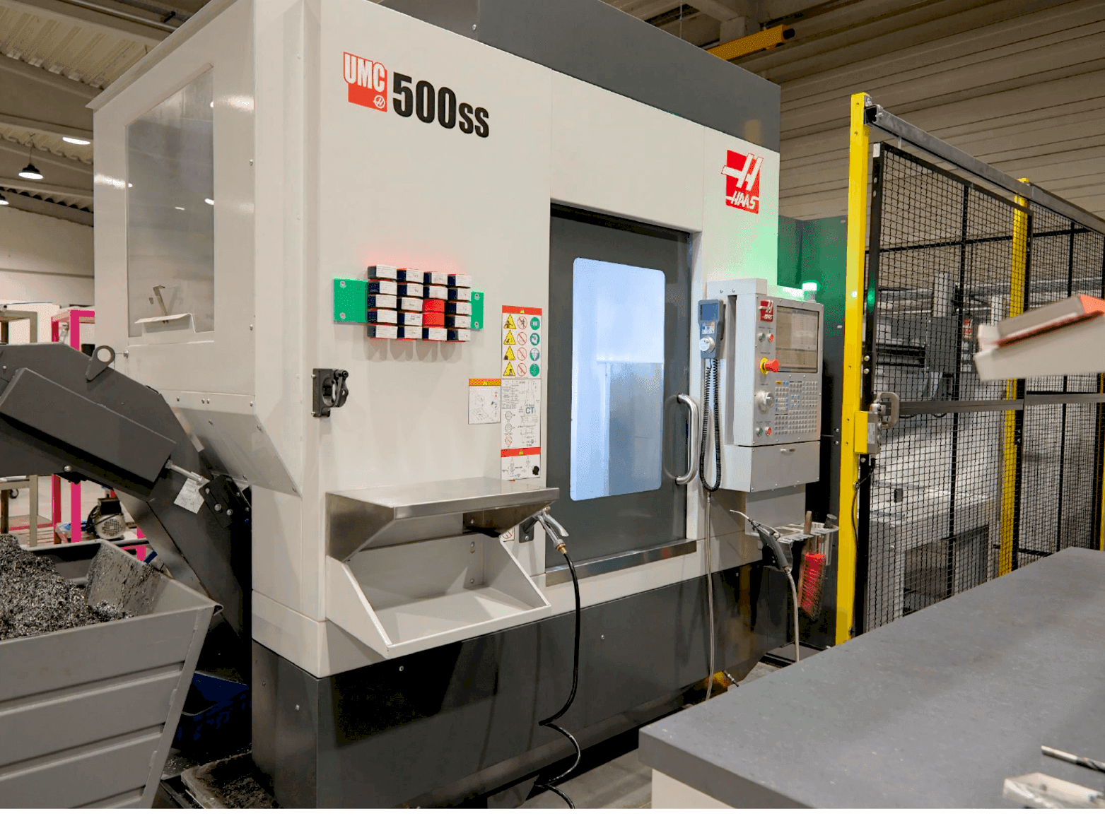 Prikaz  stroja HAAS UMC 500-SS MIT APL  sprijeda