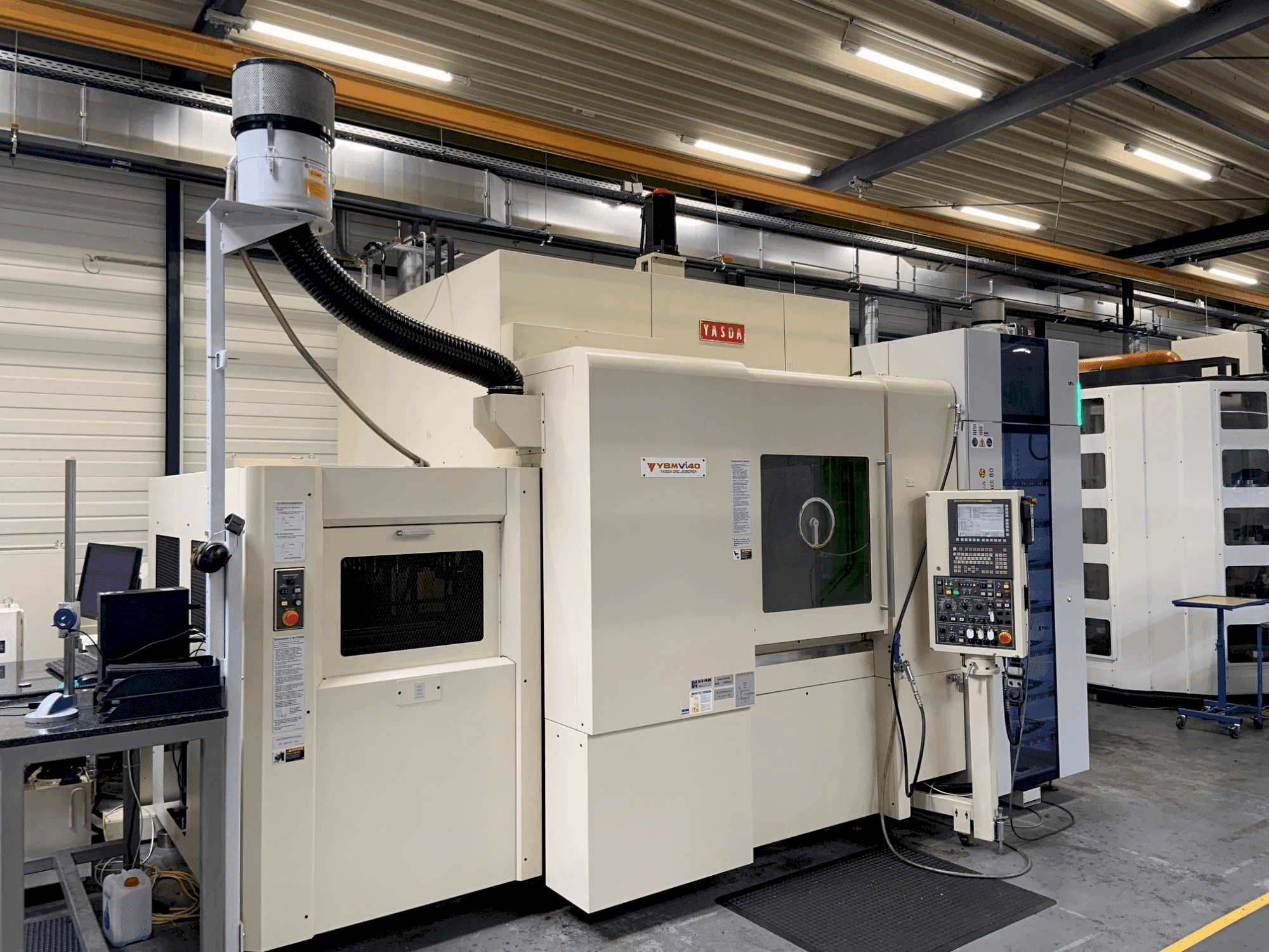 Prikaz  stroja YASDA YBM Vi40  sprijeda